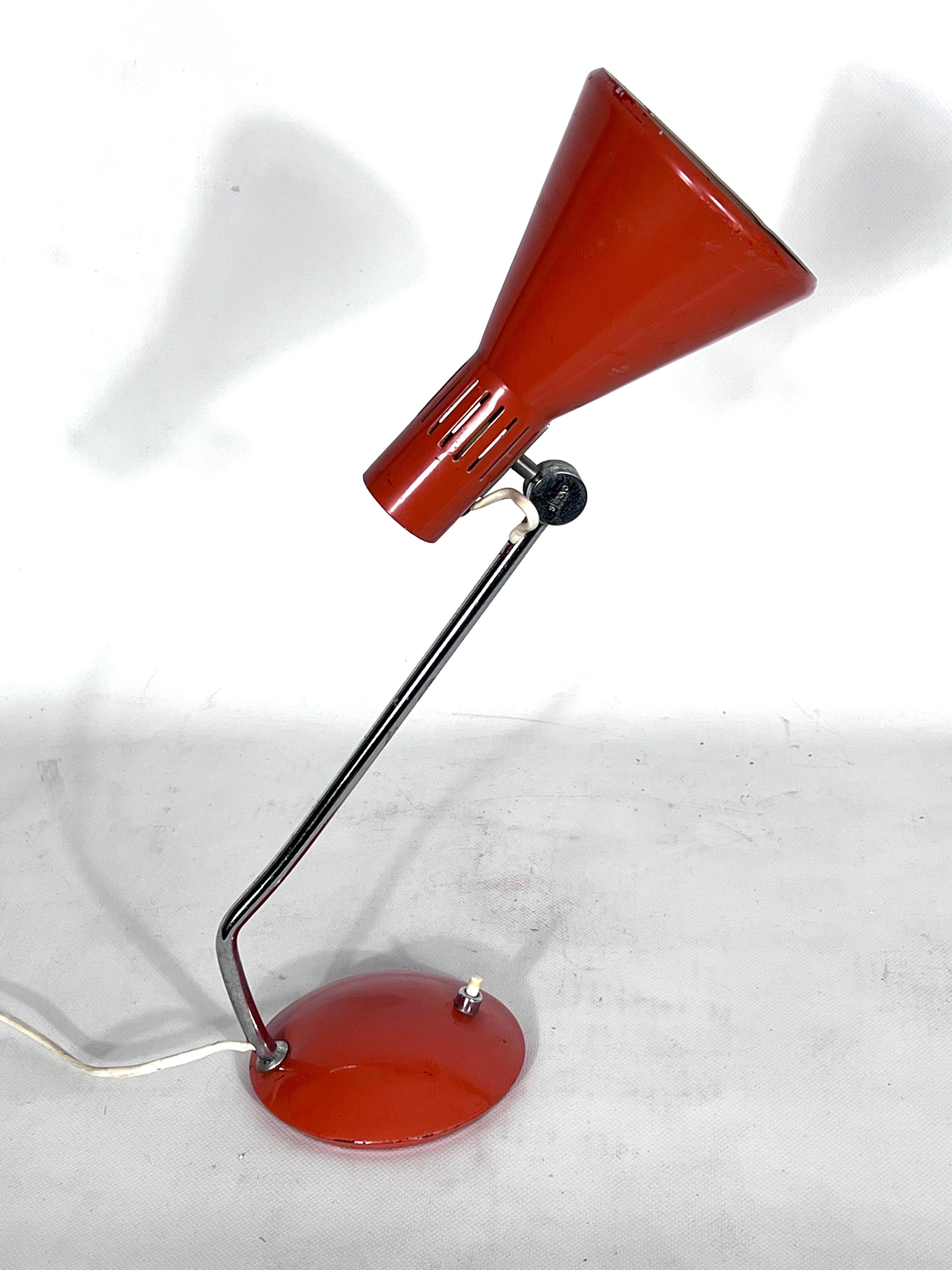 Stilnovo Milano, lampe de bureau orange saumon des années 60. Signé en vente 1