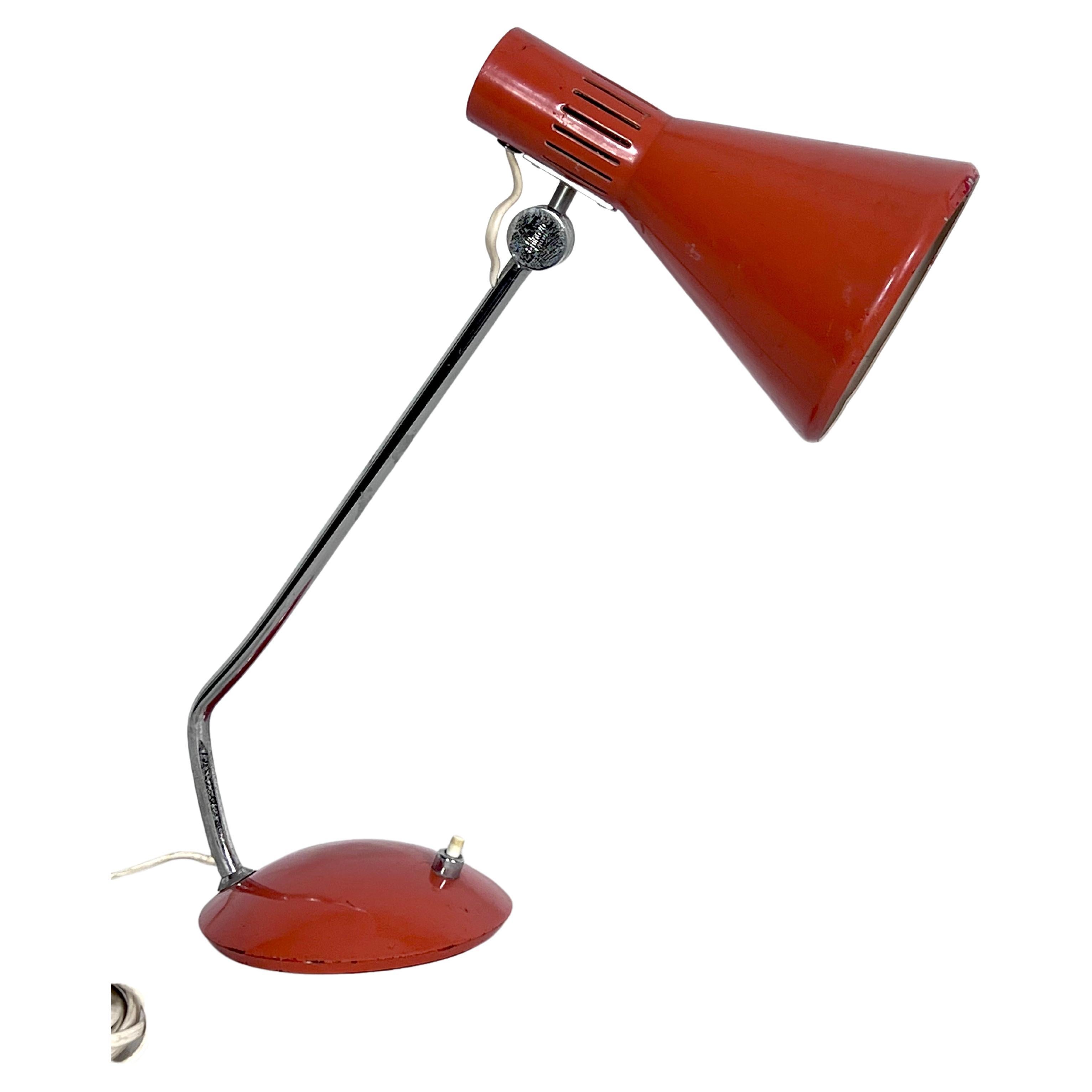 Stilnovo Milano, lachsorange Tischlampe aus den 60er Jahren. Unterzeichnet