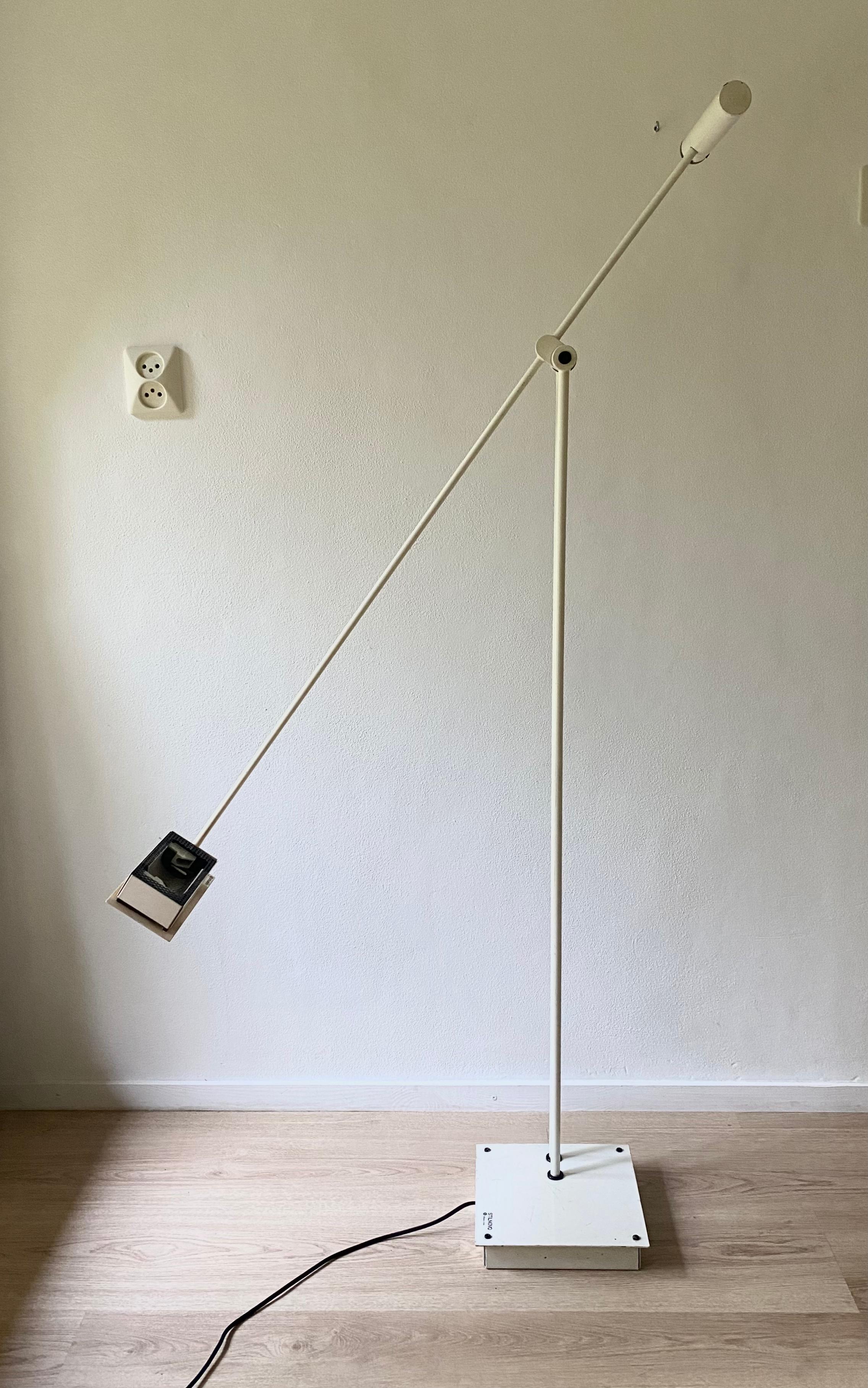 Die Samurai Stehleuchte wurde von dem japanischen Designer Shigeaki Asahara in den frühen 1980er Jahren für Stilnovo entworfen. Die Höhe dieser Halogenlampe ist verstellbar mit einer minimalen Höhe von 146 cm und einer maximalen Höhe von 198 cm. Der