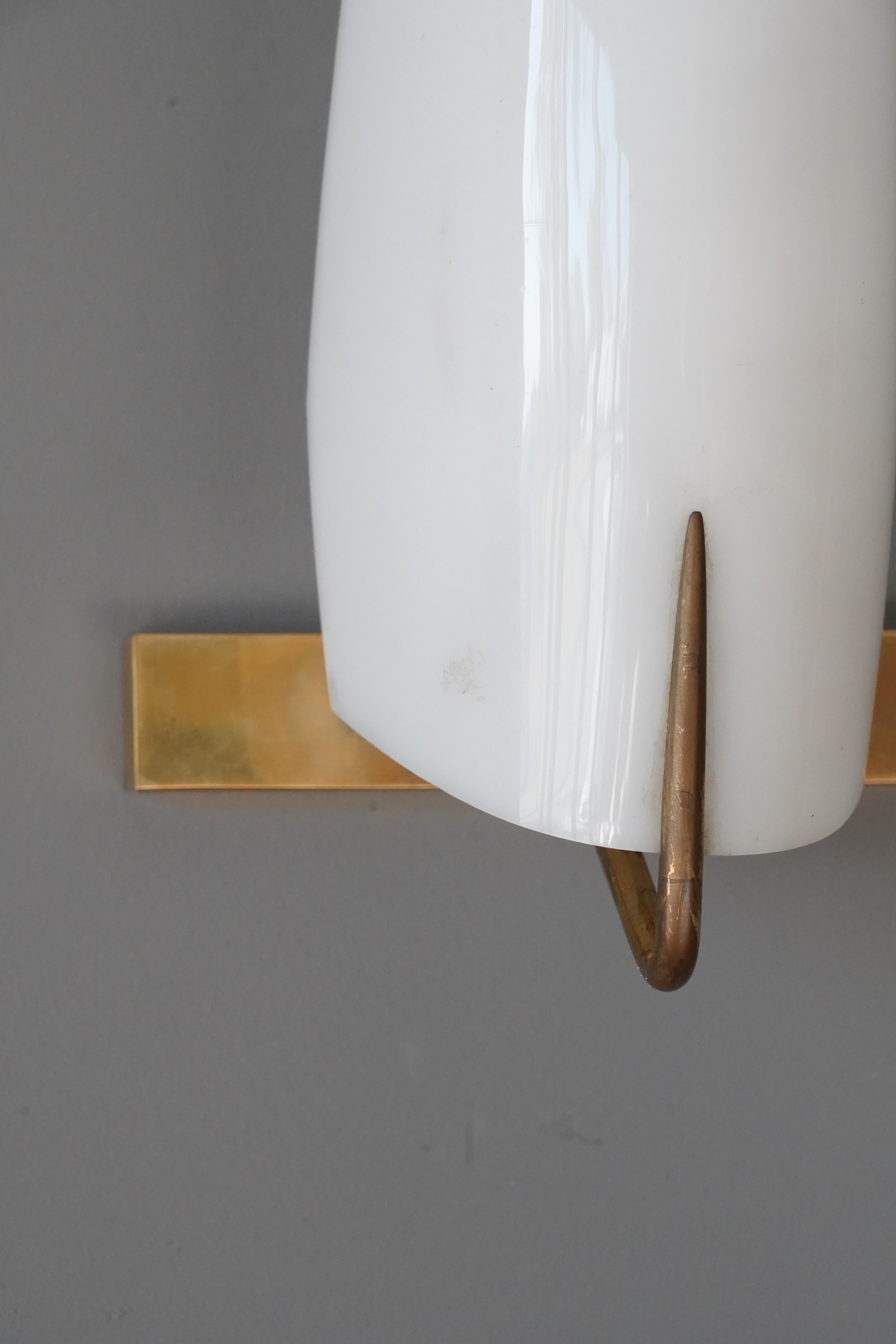 Stilnovo, Minimalist Wall Light / Sconce, Acrylic, Brass, Italy 1950s In Good Condition In High Point, NC