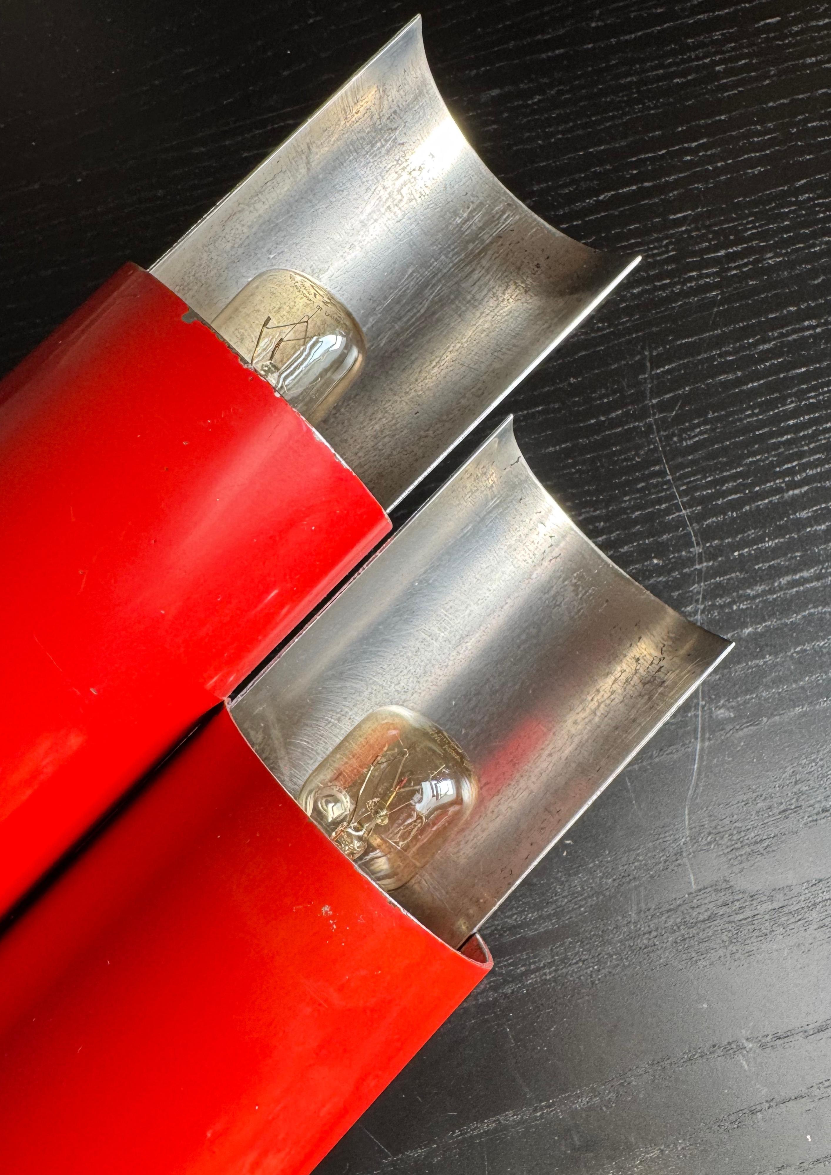 STILNOVO Mod. 2701, Paar Wandleuchter in rotem Lack und verchromtem Stahl im Angebot 3