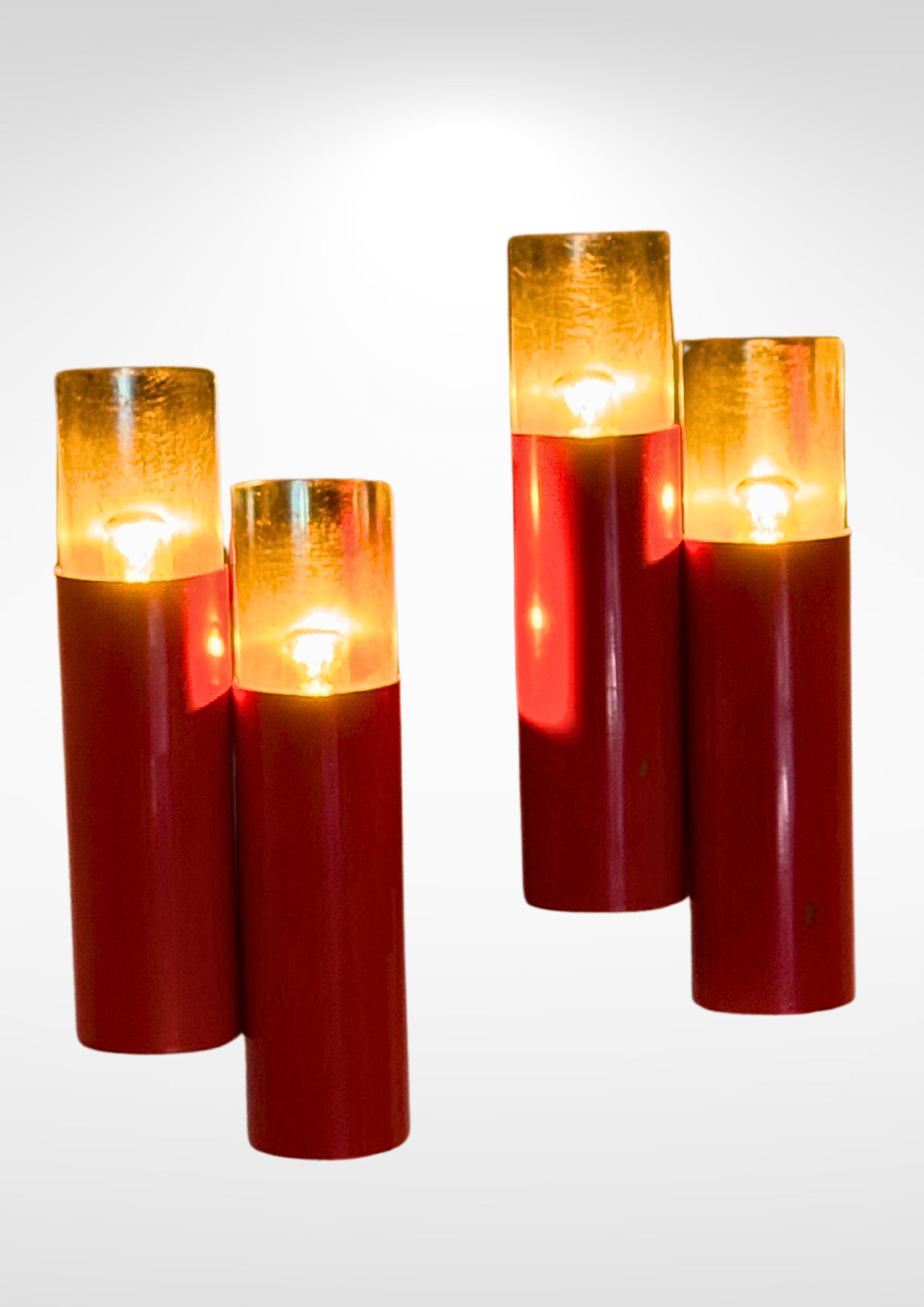Mid-Century Design Paar Wandleuchten, mod. 2701 von Stilnovo hergestellt in Italien um 1970...
Aus rot lackiertem Stahl und mit verchromten Halbröhren-Diffusoren.
Jede Scone-Lampe ist mit 2 E14-Glühbirnen ausgestattet.
Kürzlich neu verkabelt nach