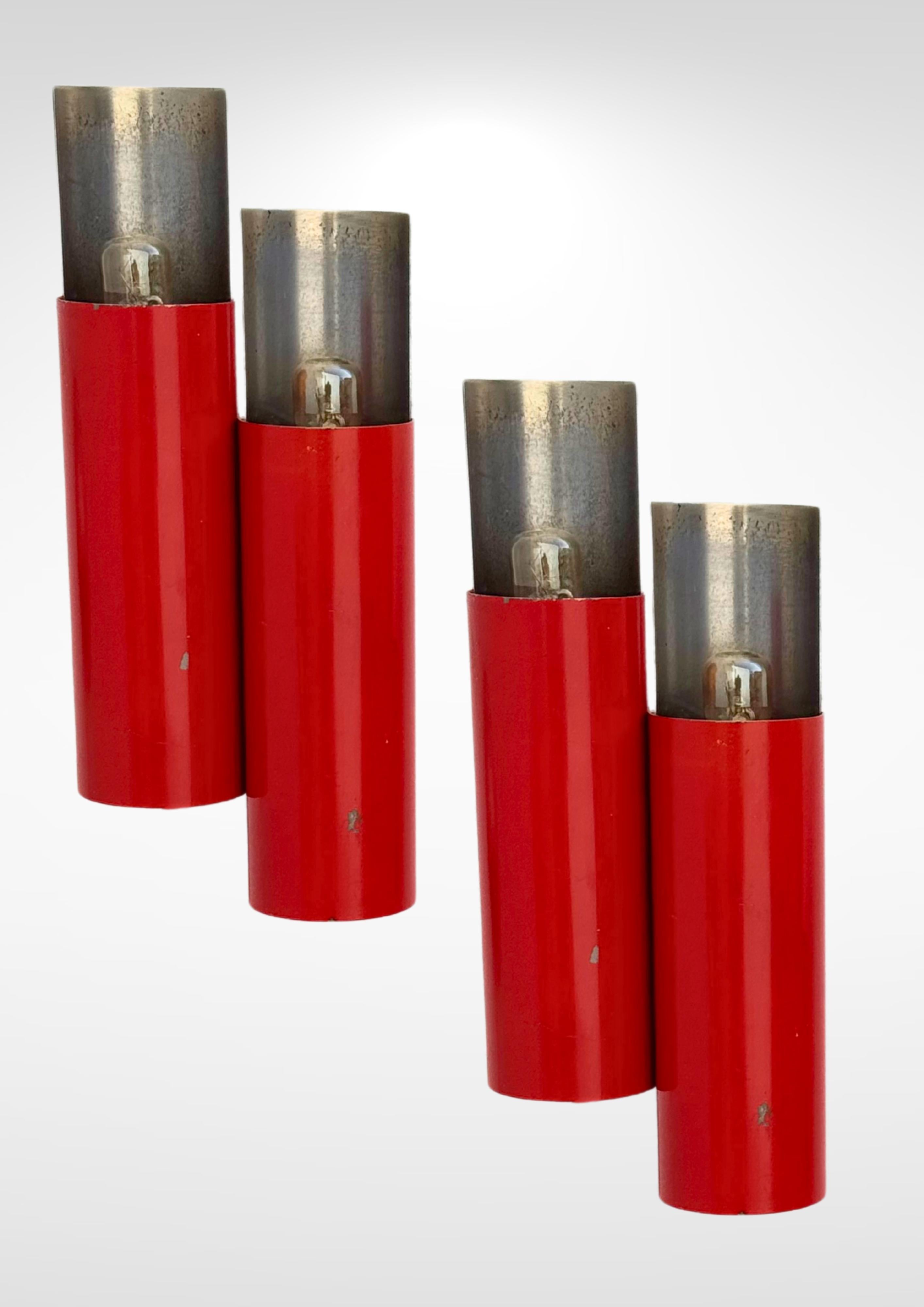 STILNOVO Mod. 2701, Paar Wandleuchter in rotem Lack und verchromtem Stahl (Moderne der Mitte des Jahrhunderts) im Angebot