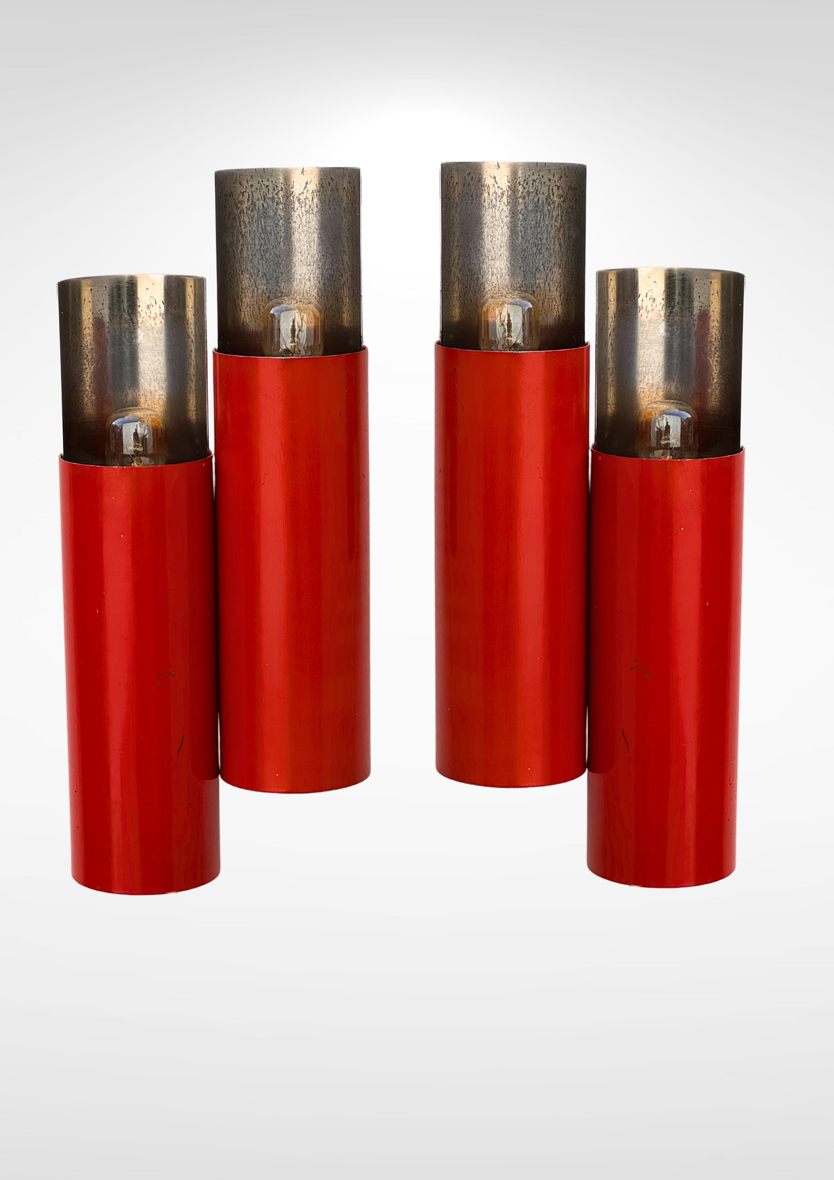 STILNOVO Mod. 2701, Paar Wandleuchter in rotem Lack und verchromtem Stahl (Lackiert) im Angebot