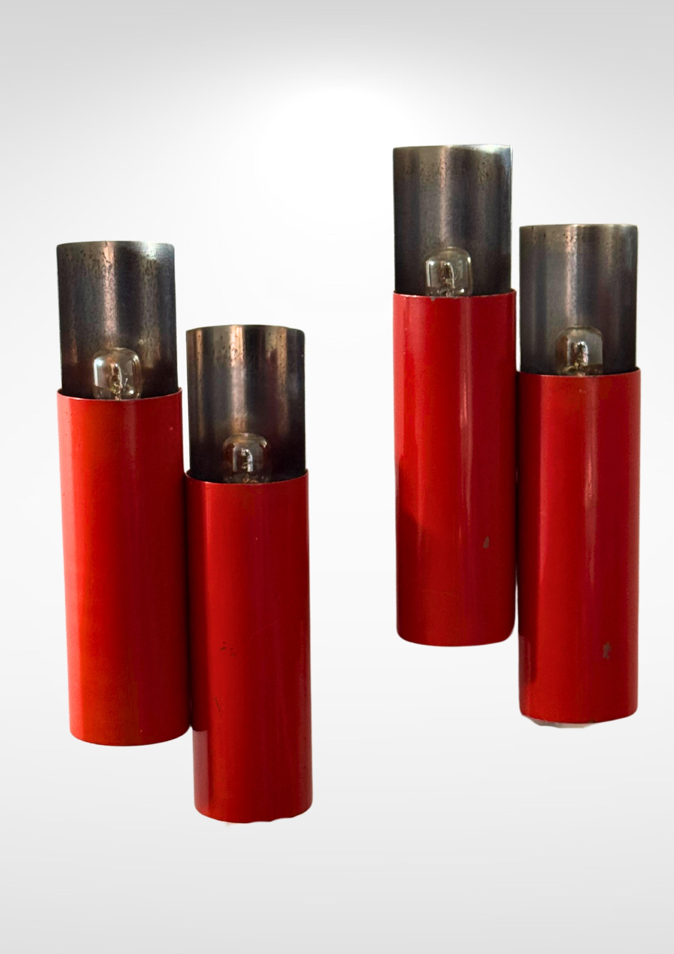 STILNOVO Mod. 2701, Paar Wandleuchter in rotem Lack und verchromtem Stahl im Angebot 1