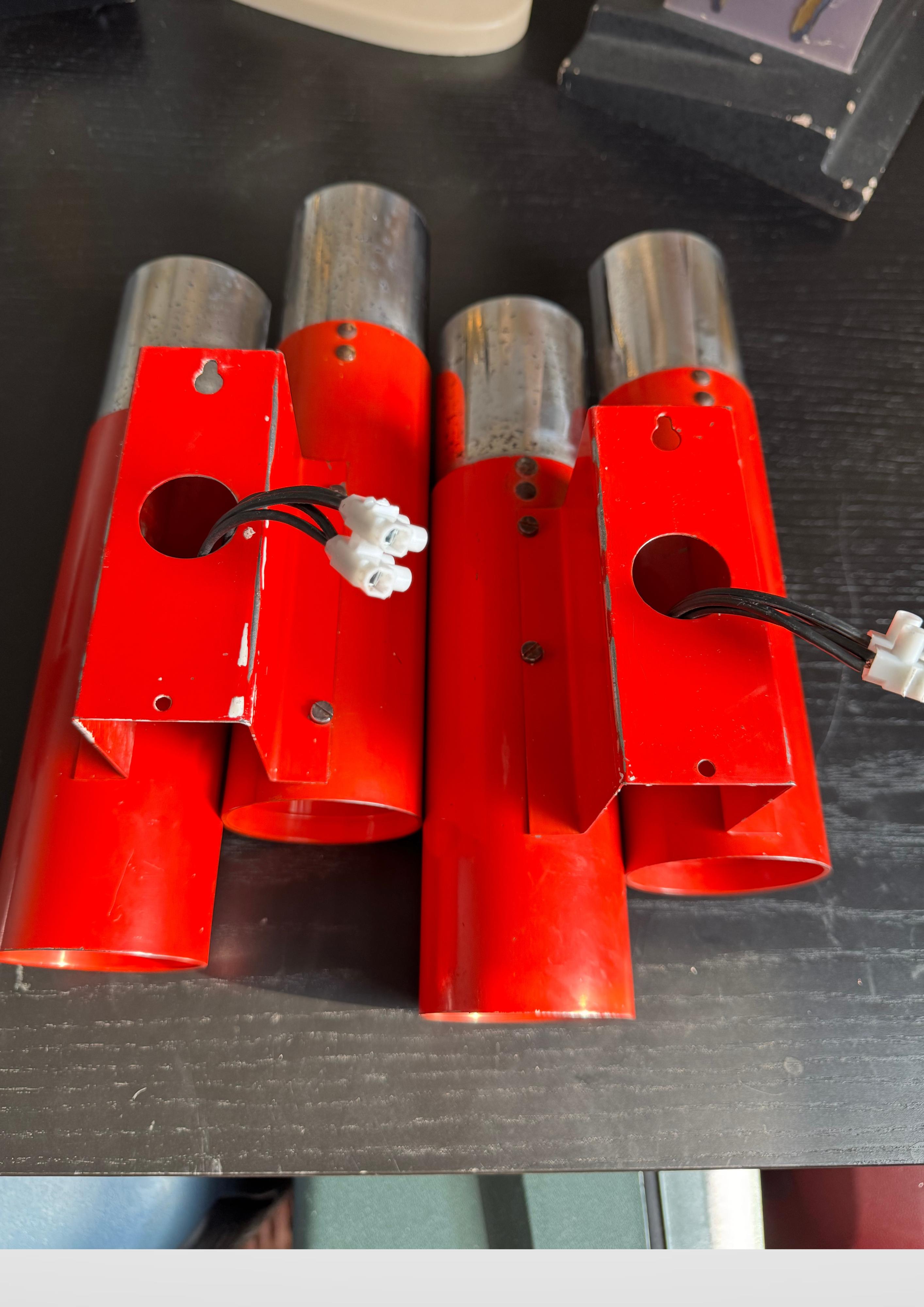 STILNOVO Mod. 2701, Paar Wandleuchter in rotem Lack und verchromtem Stahl im Angebot 2