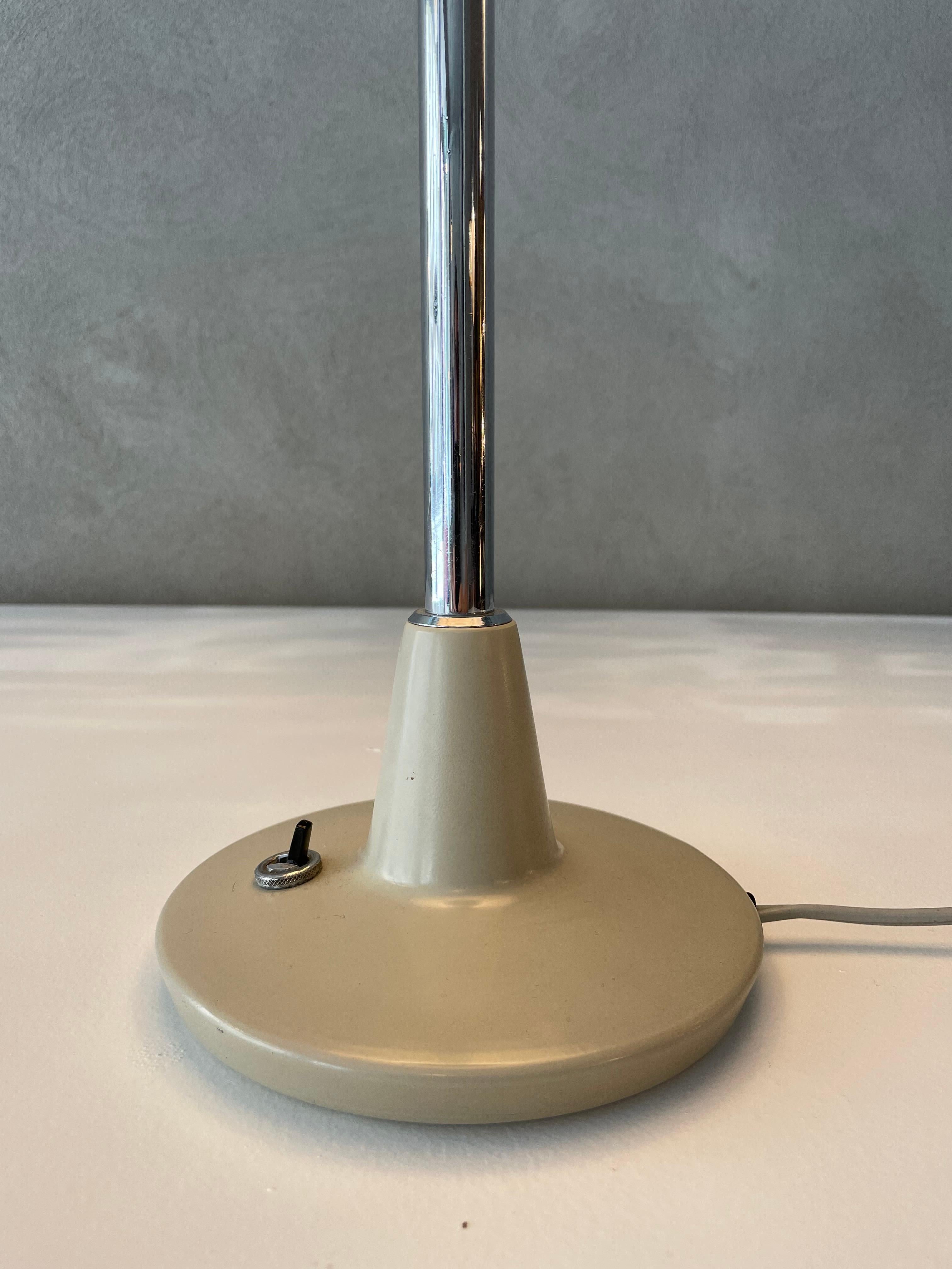 Italian Stilnovo Mod. 8022 Grey White Black Lacquared Aluminium Table Lamp, Italy, 1960s