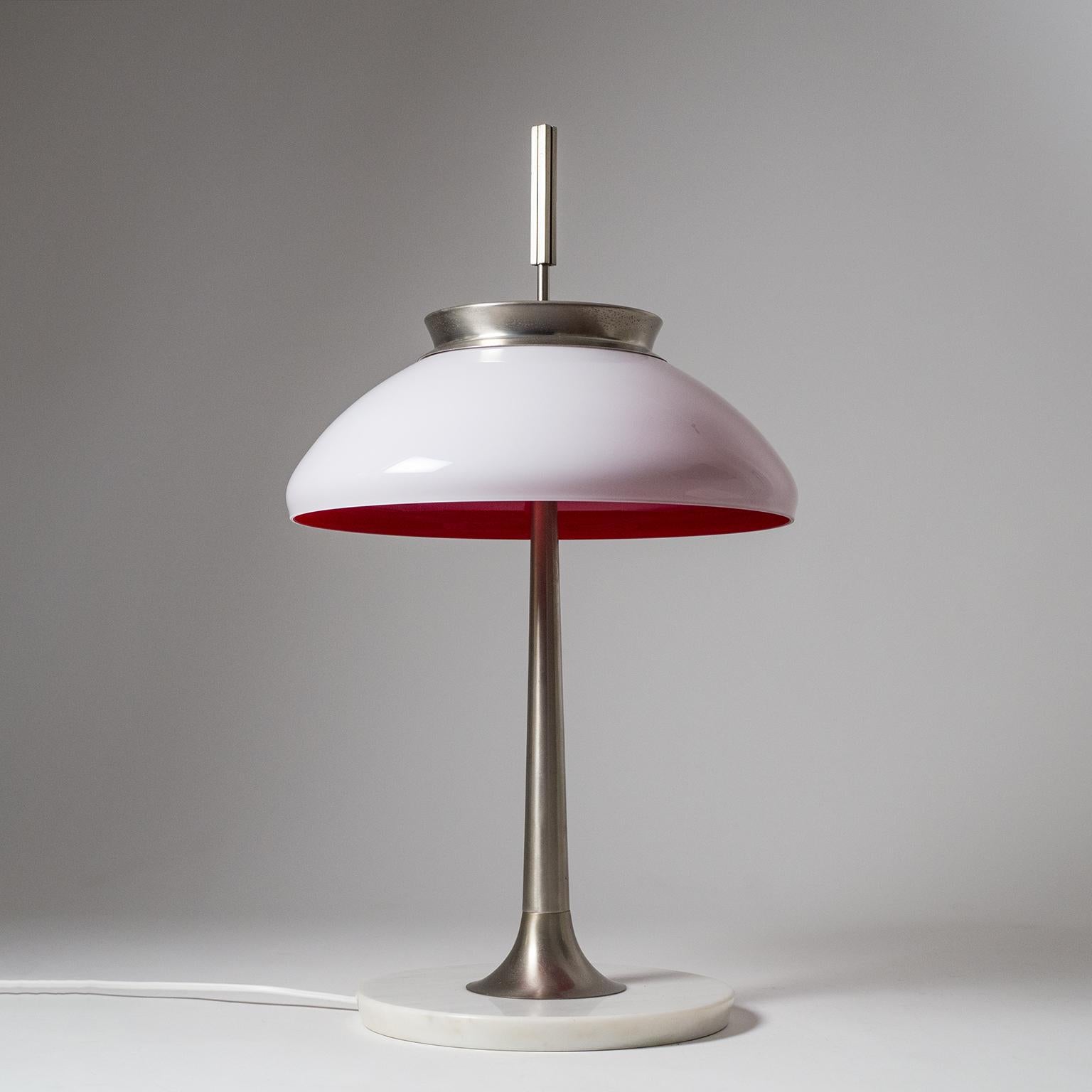 Rare model 8091 table lamp by Stilnovo from the 1950s. Marble base, nickeled brass hardware and a unique blown glass shade (triplex opal) with a deep red inner casing. Very nice original condition with a light patina on the nickeled parts. Three