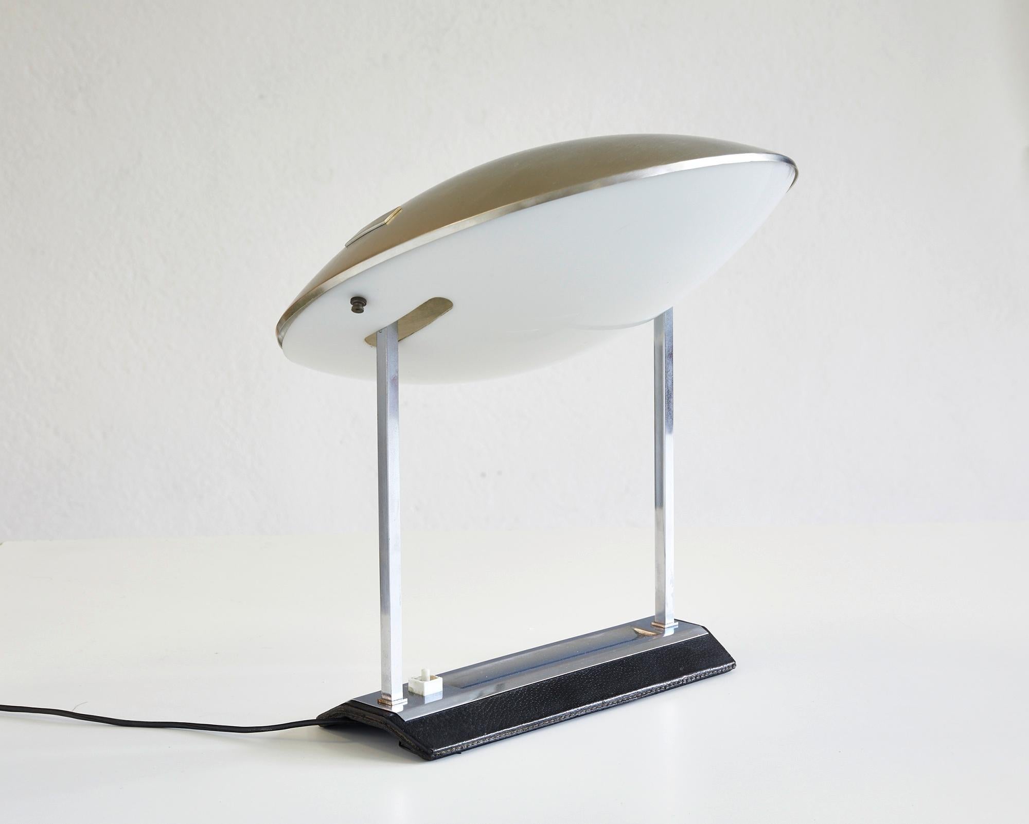 Questa bellissima lampada da tavolo o da scrivania, modello 