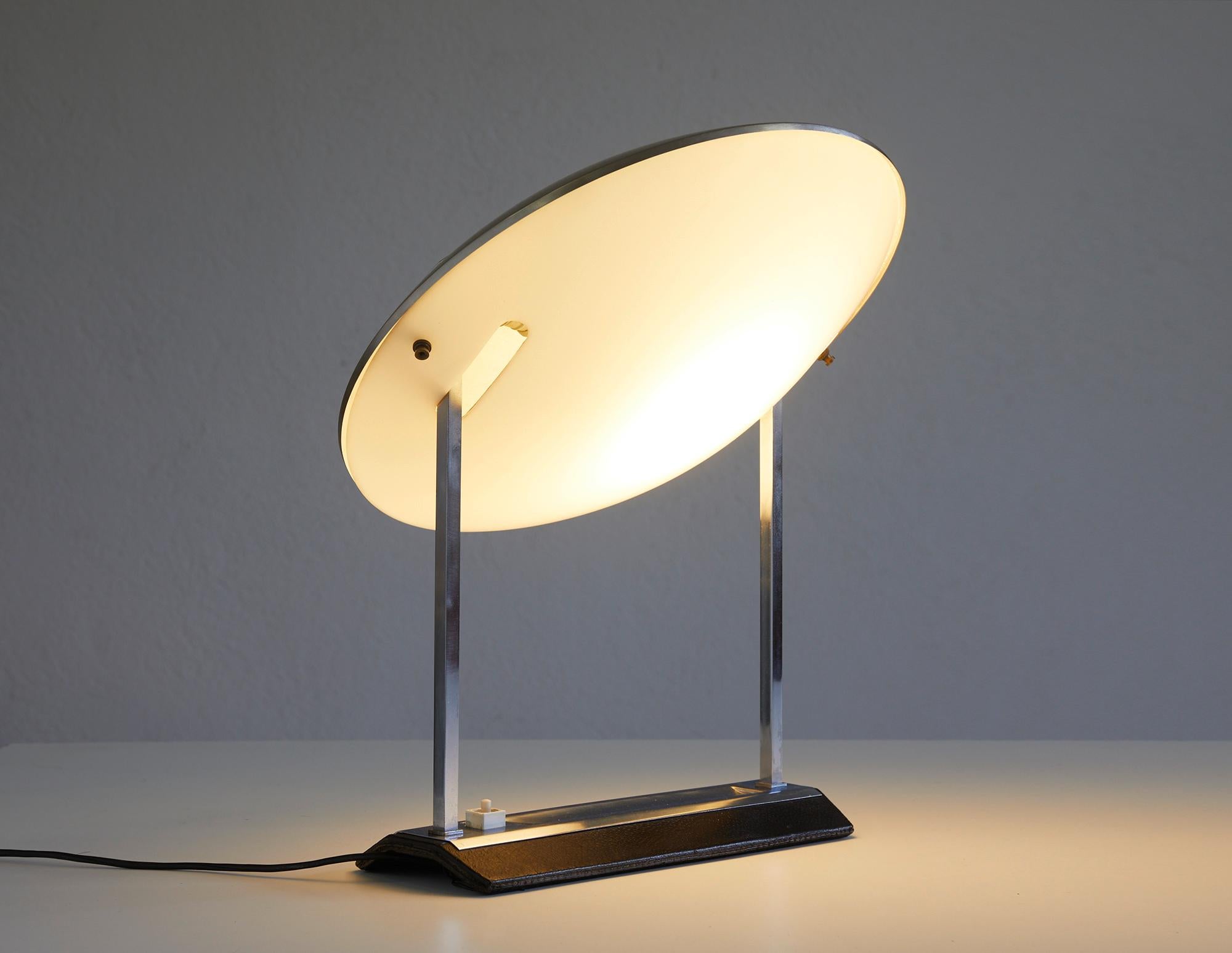 Mid-Century moderno Lampada da tavolo Stilnovo Model 