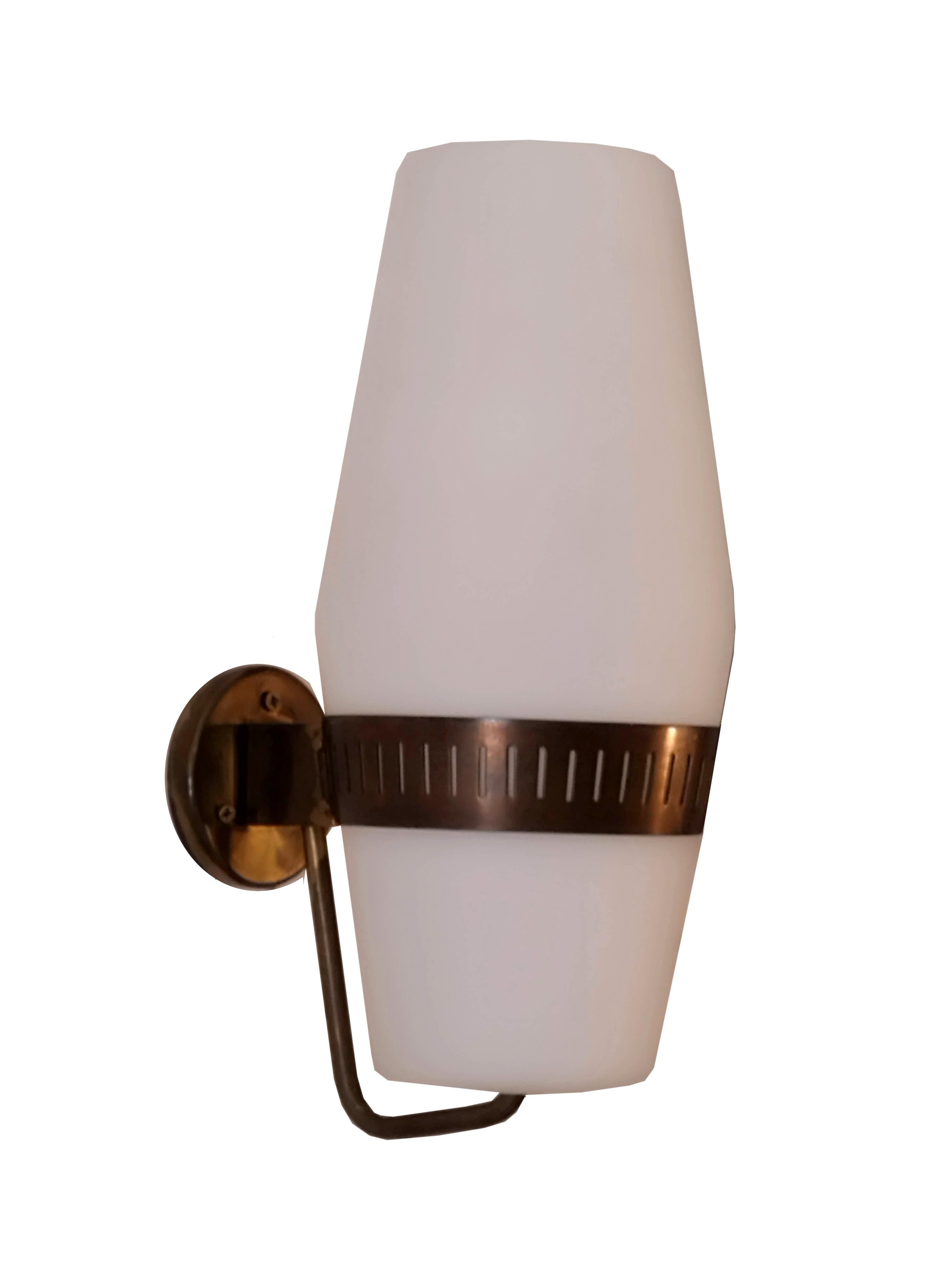 Stilnovo-Wandleuchte Modell.2078 aus Messing und Glas, Italien 1950er Jahre (Moderne der Mitte des Jahrhunderts) im Angebot