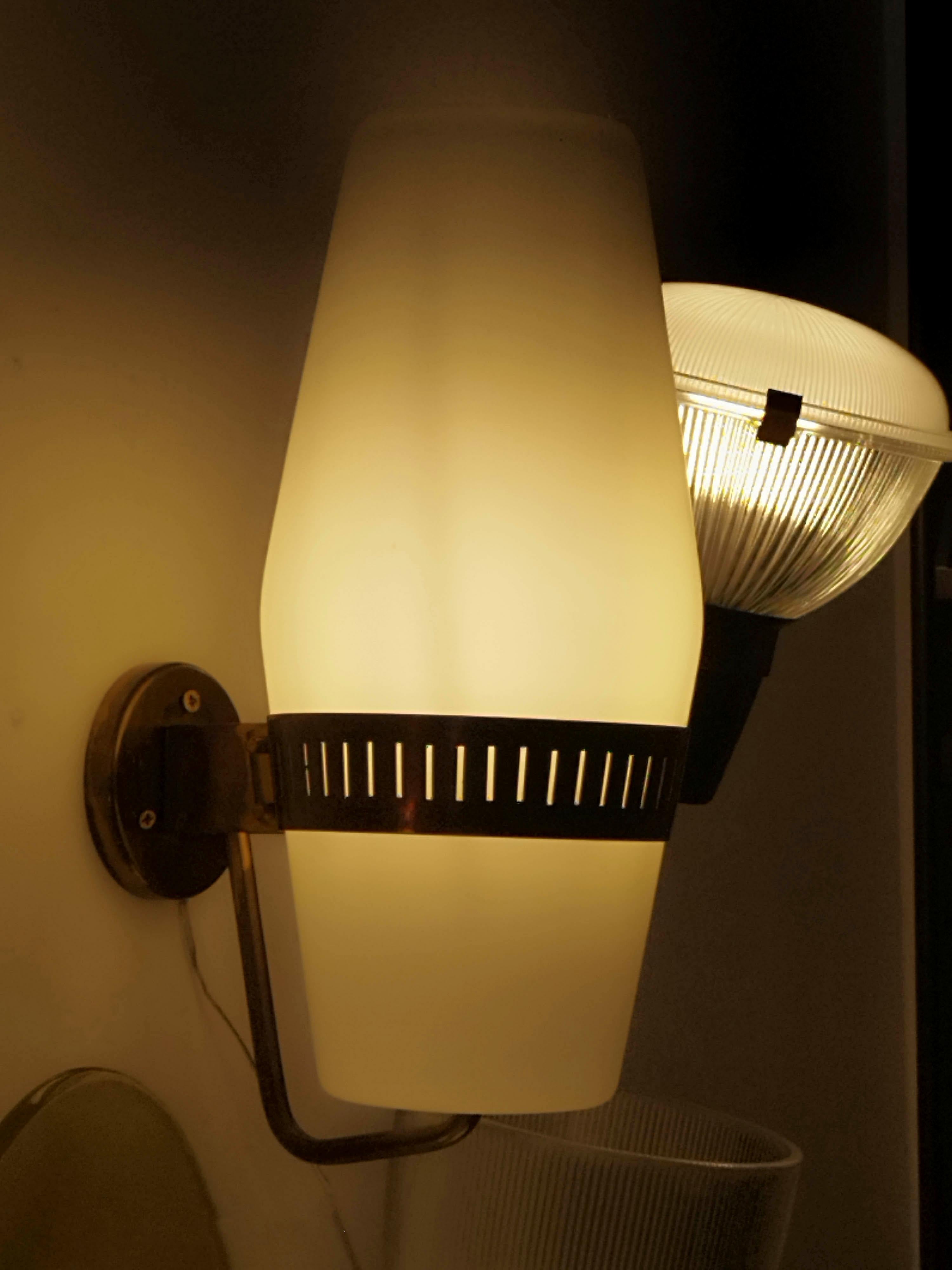 Stilnovo-Wandleuchte Modell.2078 aus Messing und Glas, Italien 1950er Jahre im Zustand „Gut“ im Angebot in Naples, IT