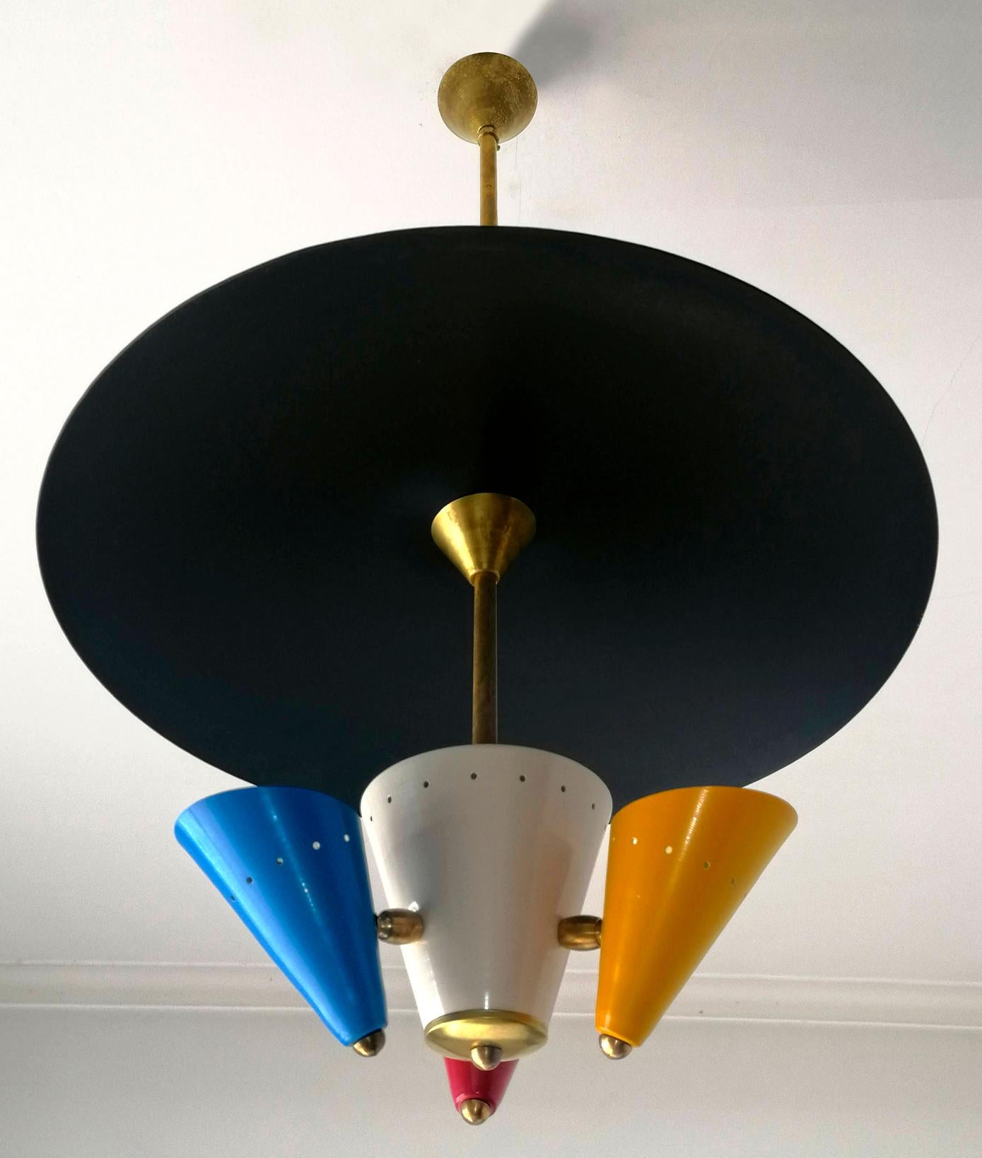 Stilnovo Modernist Flying Saucer Sputnik Kronleuchter in Schwarz, Rot, Blau & Gelb (Vergoldet) im Angebot