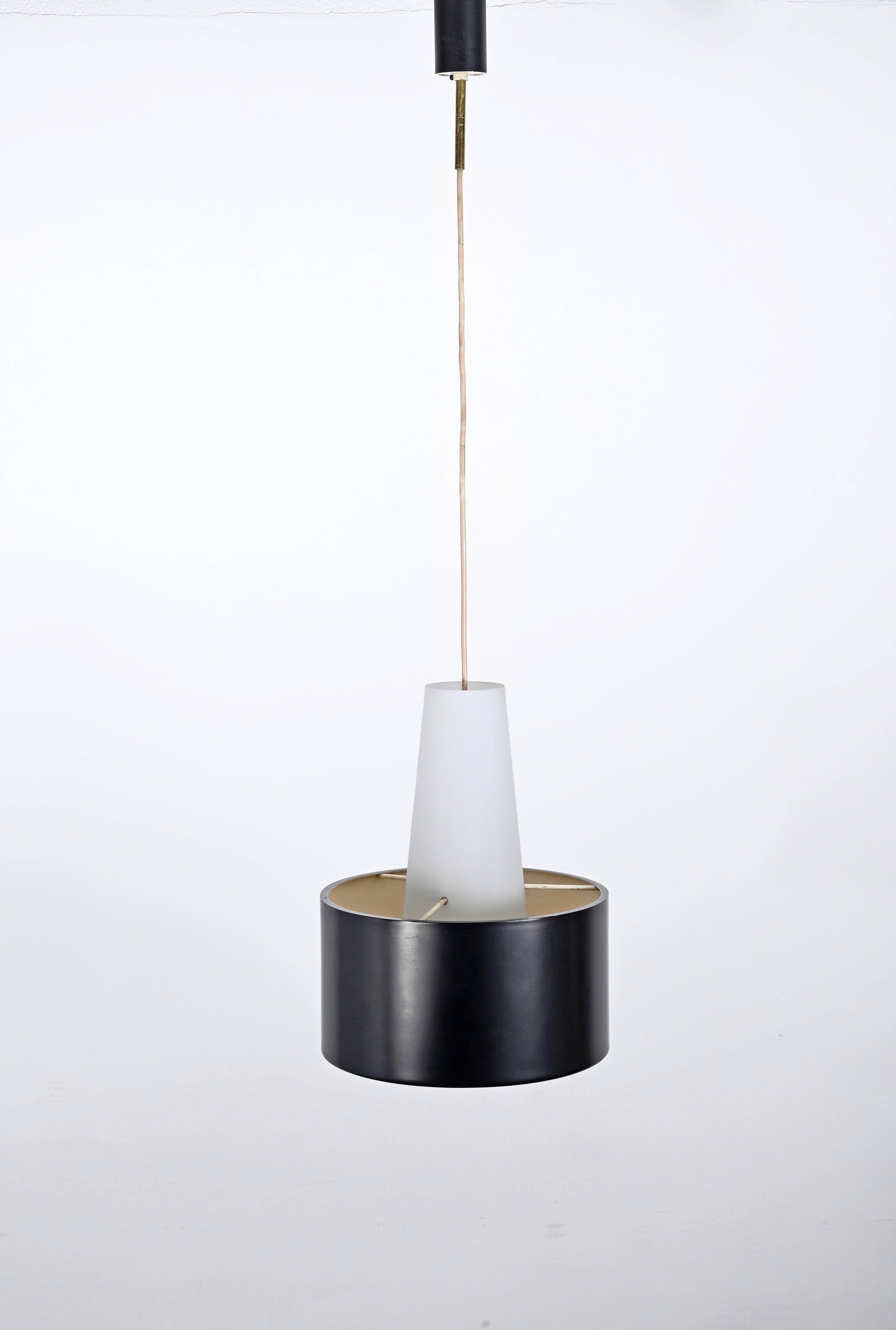 Stunning mid-century opal glass and black enamelled metal pendant lamp. Stilnovo signed and designed this fantastic piece in Italy during the 1950s.

Round lines are the protagonists in this item, the conic central white part in opal glass and the