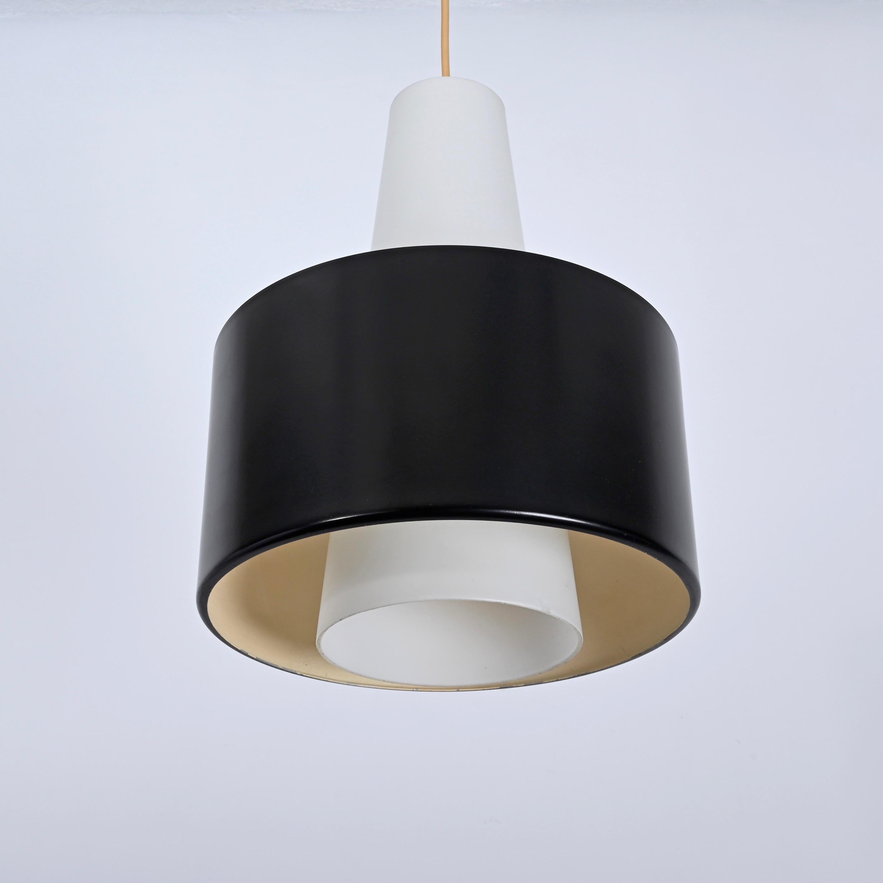 Stilnovo Opal Glass and Black Metal Pendant Lamp, Italian Lighting 1950s In Good Condition In Roma, IT