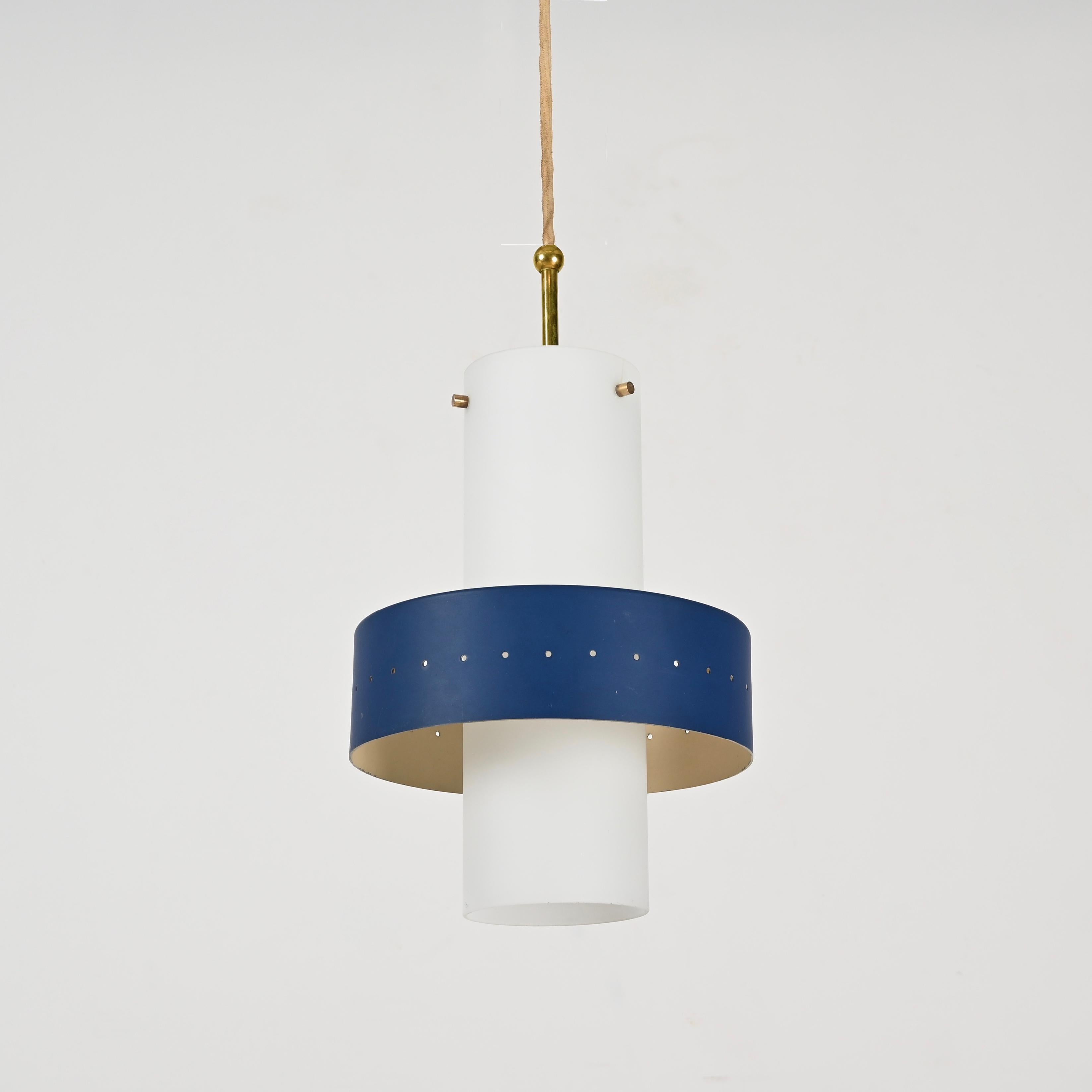 Stunning Mid-Century pendant lamp in opal glass and blue enameled metal. This incredibly elegant pendant was designed by Stilnovo in Italy during the 1950s.

The round lines are the protagonists of this beautiful ceiling lamp, the contrast between