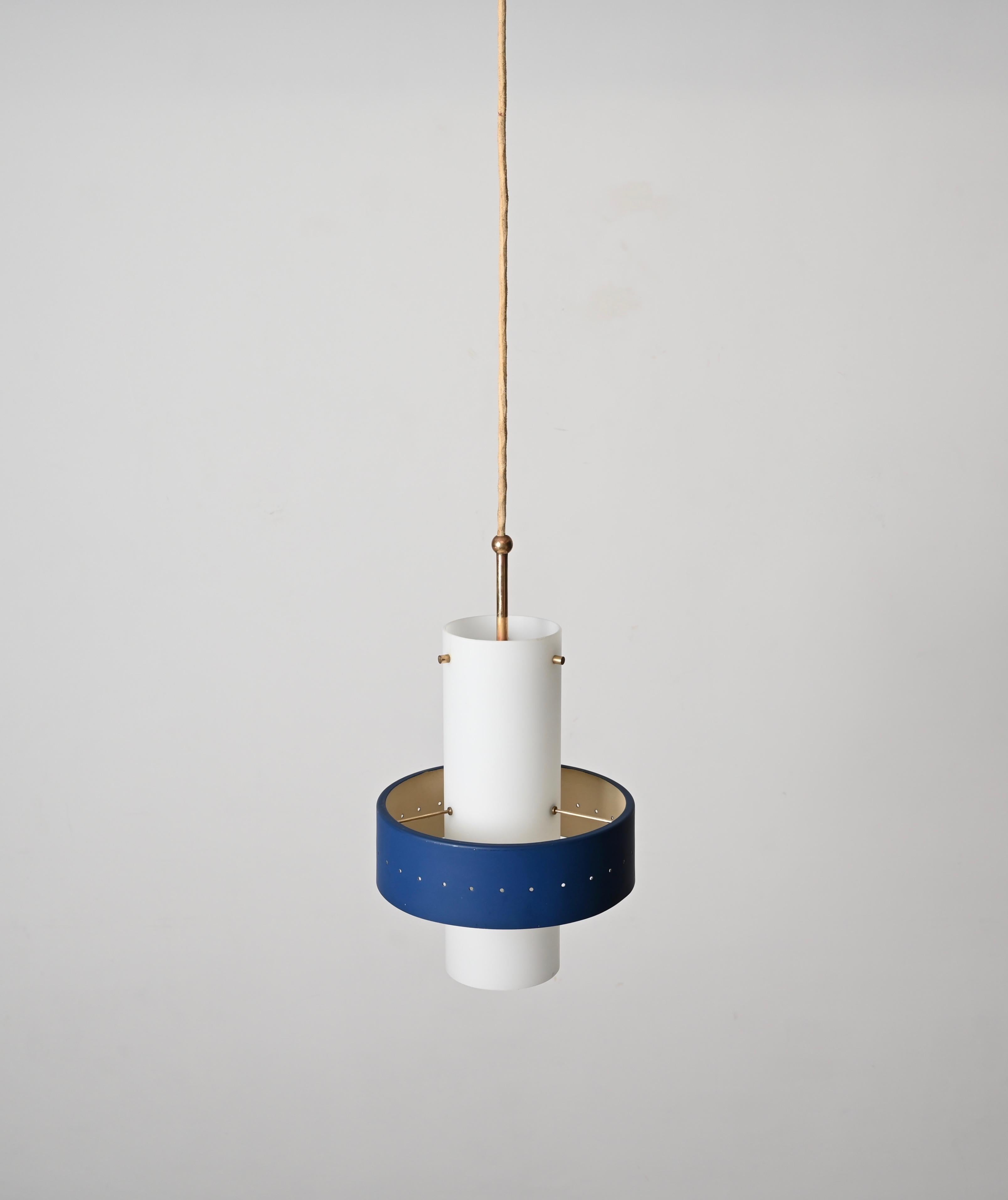 20ième siècle Stilnovo Lampe suspendue en verre opale, laiton et métal bleu, Lights italien années 1950 en vente