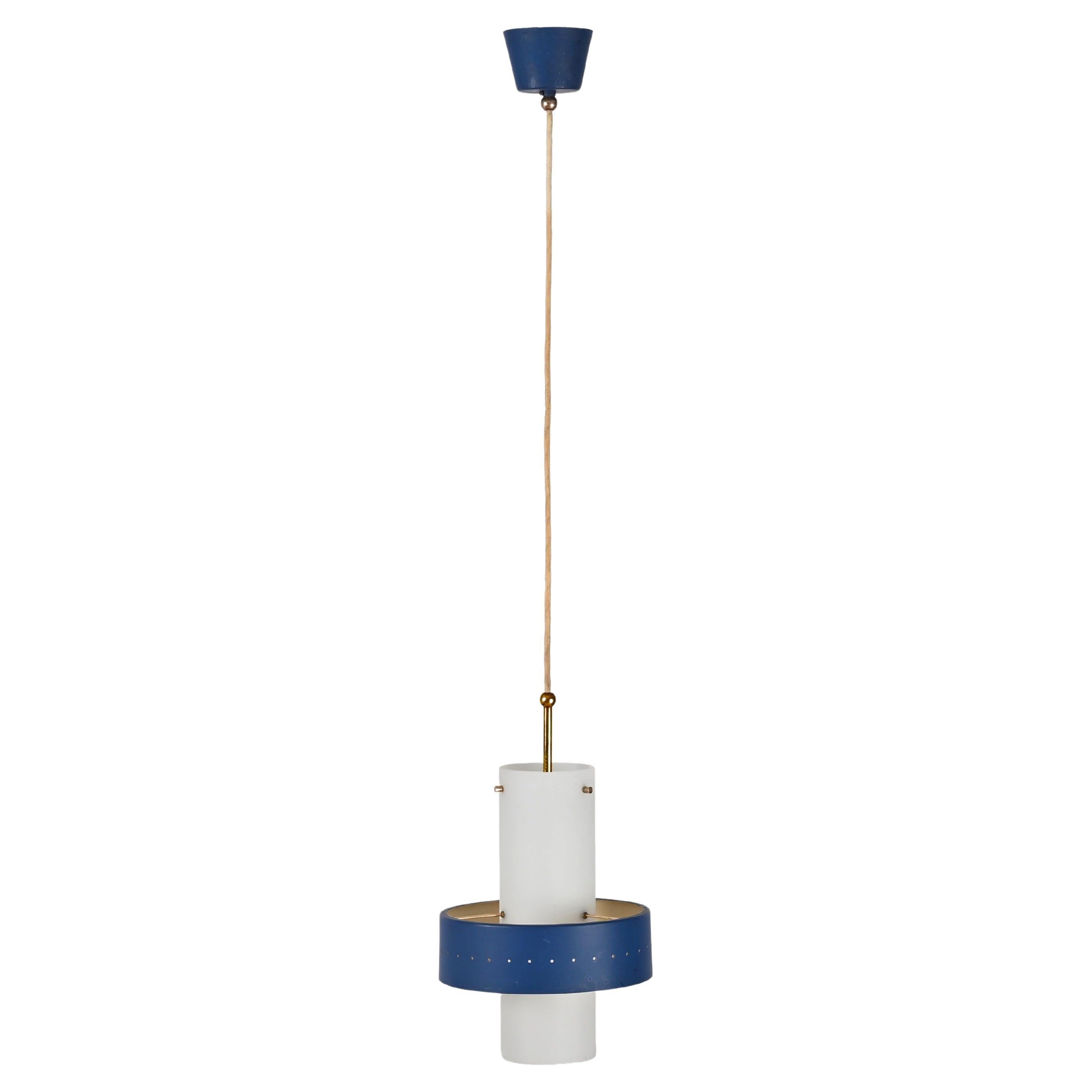 Stilnovo Lampe suspendue en verre opale, laiton et métal bleu, Lights italien années 1950