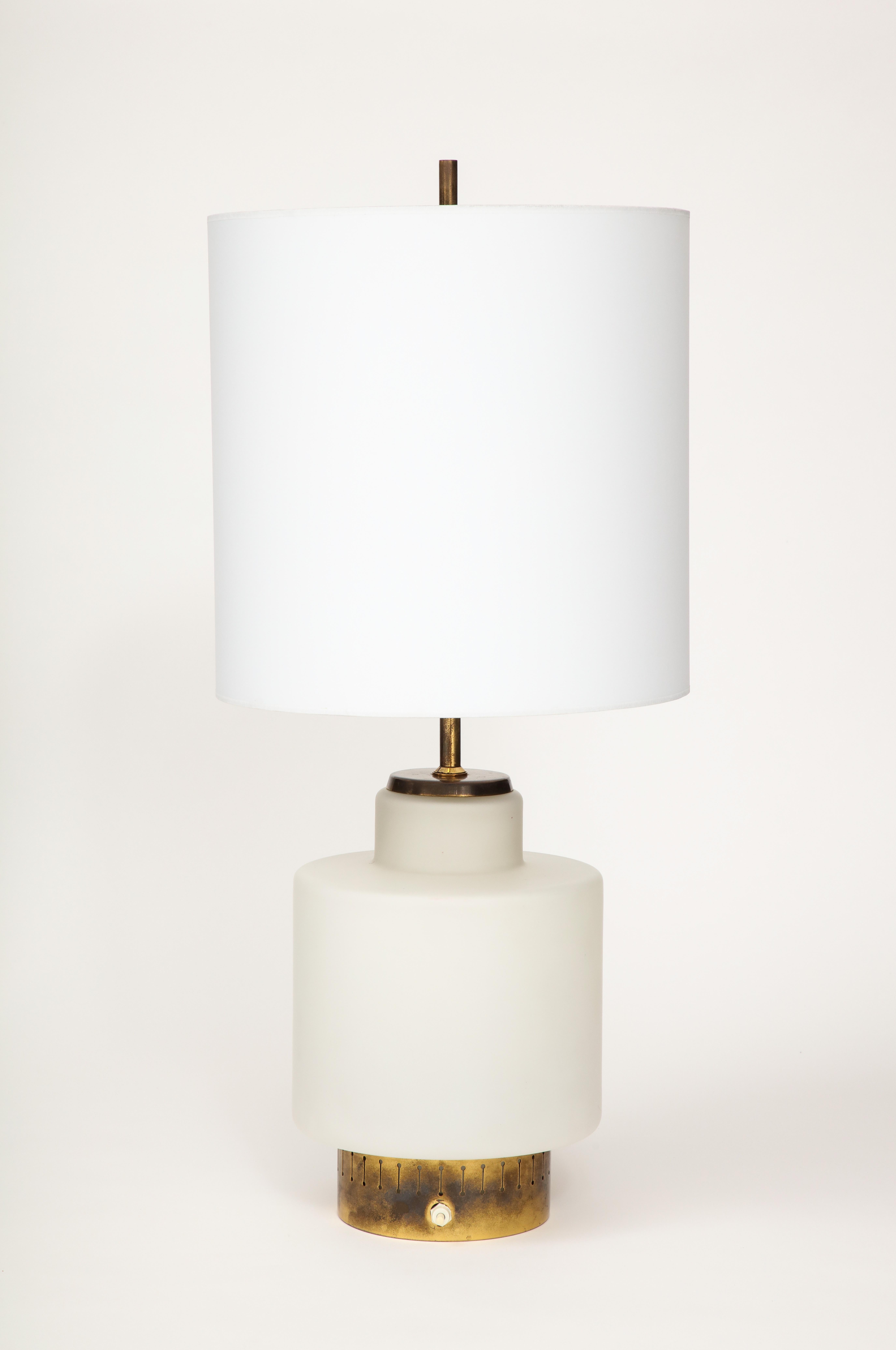 Italian table lamp with dual switch, one for the interior, mod. 8055, produced by Stilnovo with brass structure, frosted opaline glass base circa 1950s.