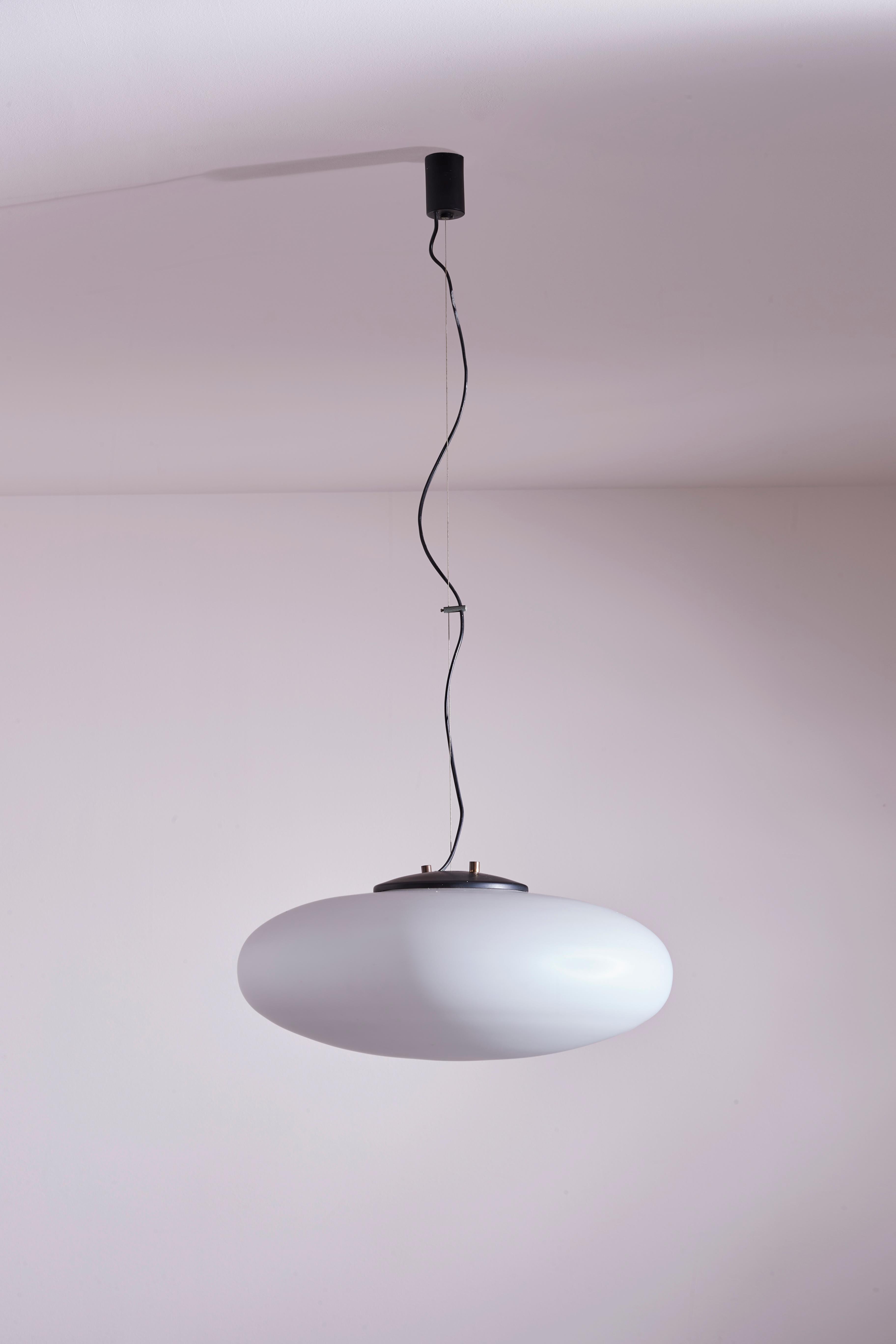 Stilnovo opaline glass pendant Model 1104, Italy, 1950s In Good Condition For Sale In Chiavari, Liguria