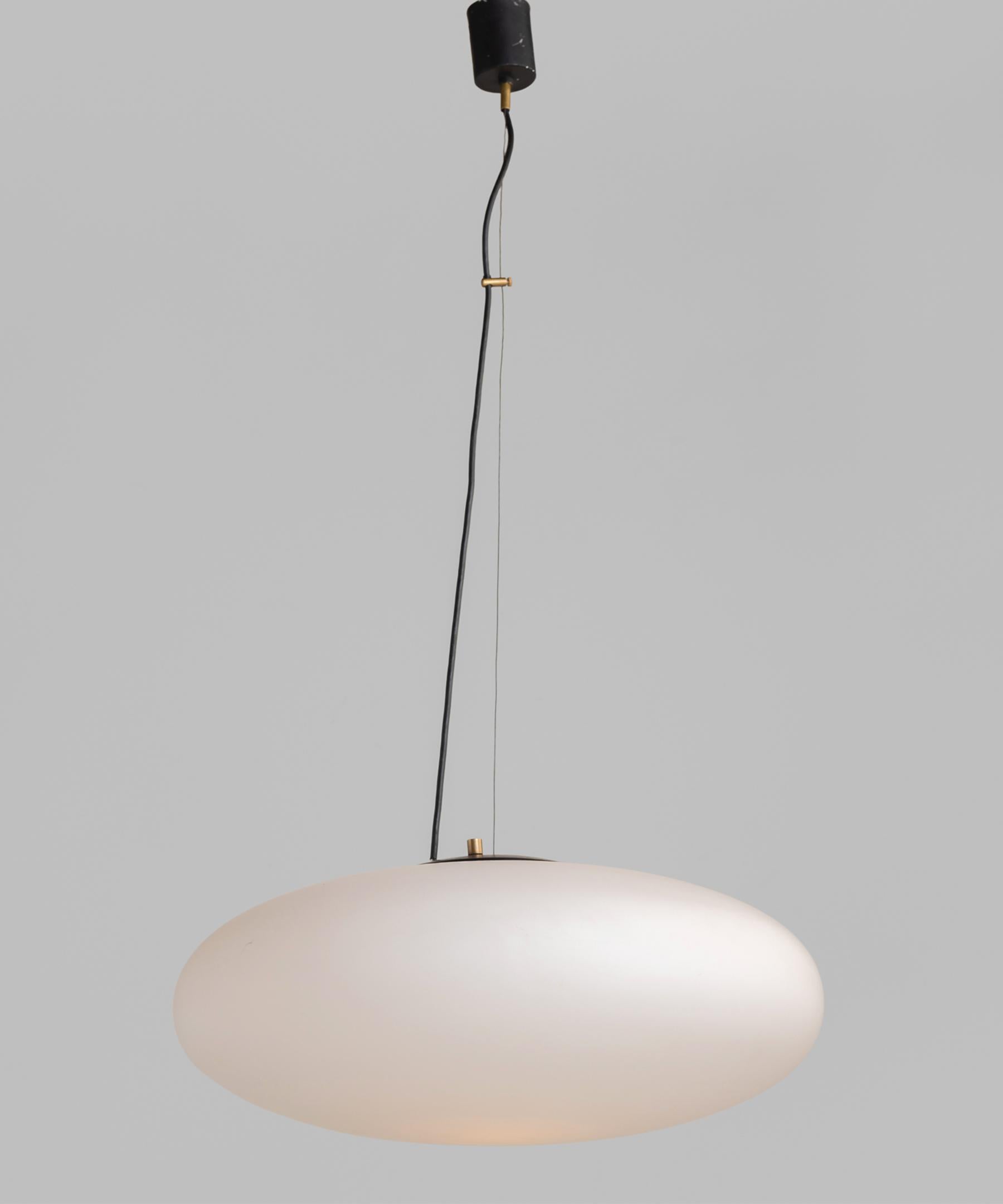 Stilnovo opaline suspension lamp, Italy, circa 1950.

Beautiful glass shade with original canopy and suspension wire.

Measures: 22