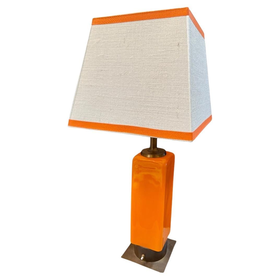 Lámpara de sobremesa de esmalte naranja Stilnovo con pantalla personalizada, Italia, años 70