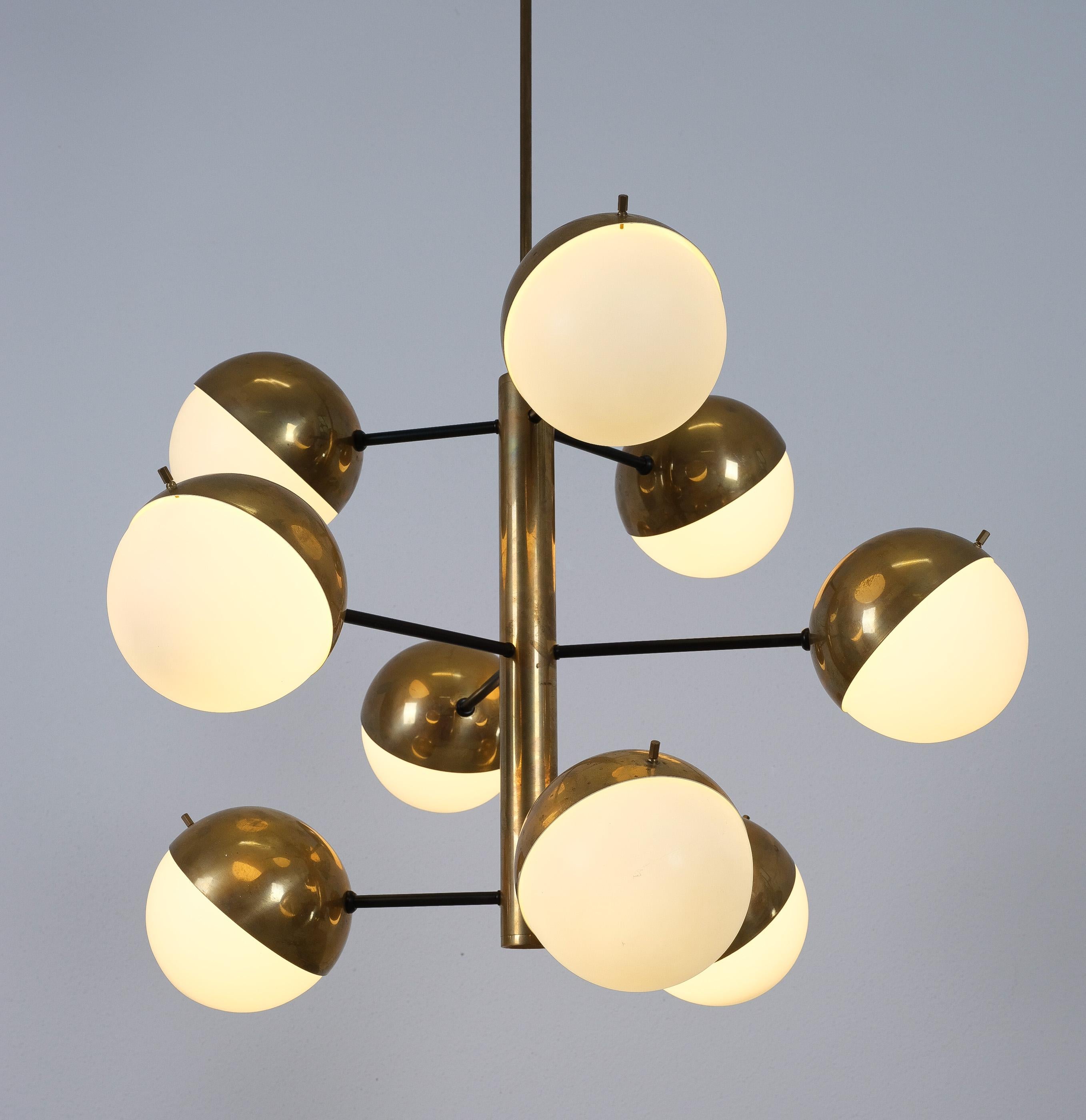 Lampadario Sputnik in ottone e vetro opalino originale di Stilnovo, Italia, 1950 in vendita 3