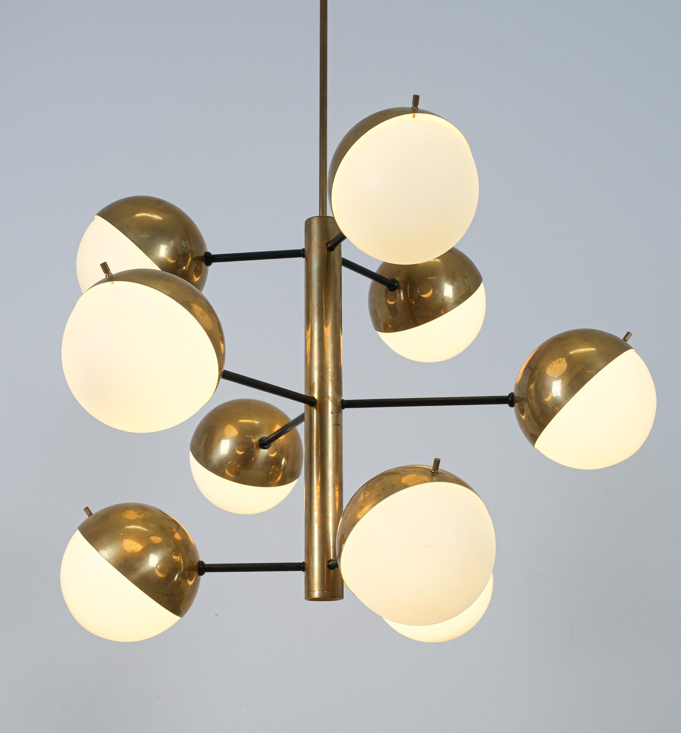 Lampadario Sputnik in ottone e vetro opalino originale di Stilnovo, Italia, 1950 in vendita 4