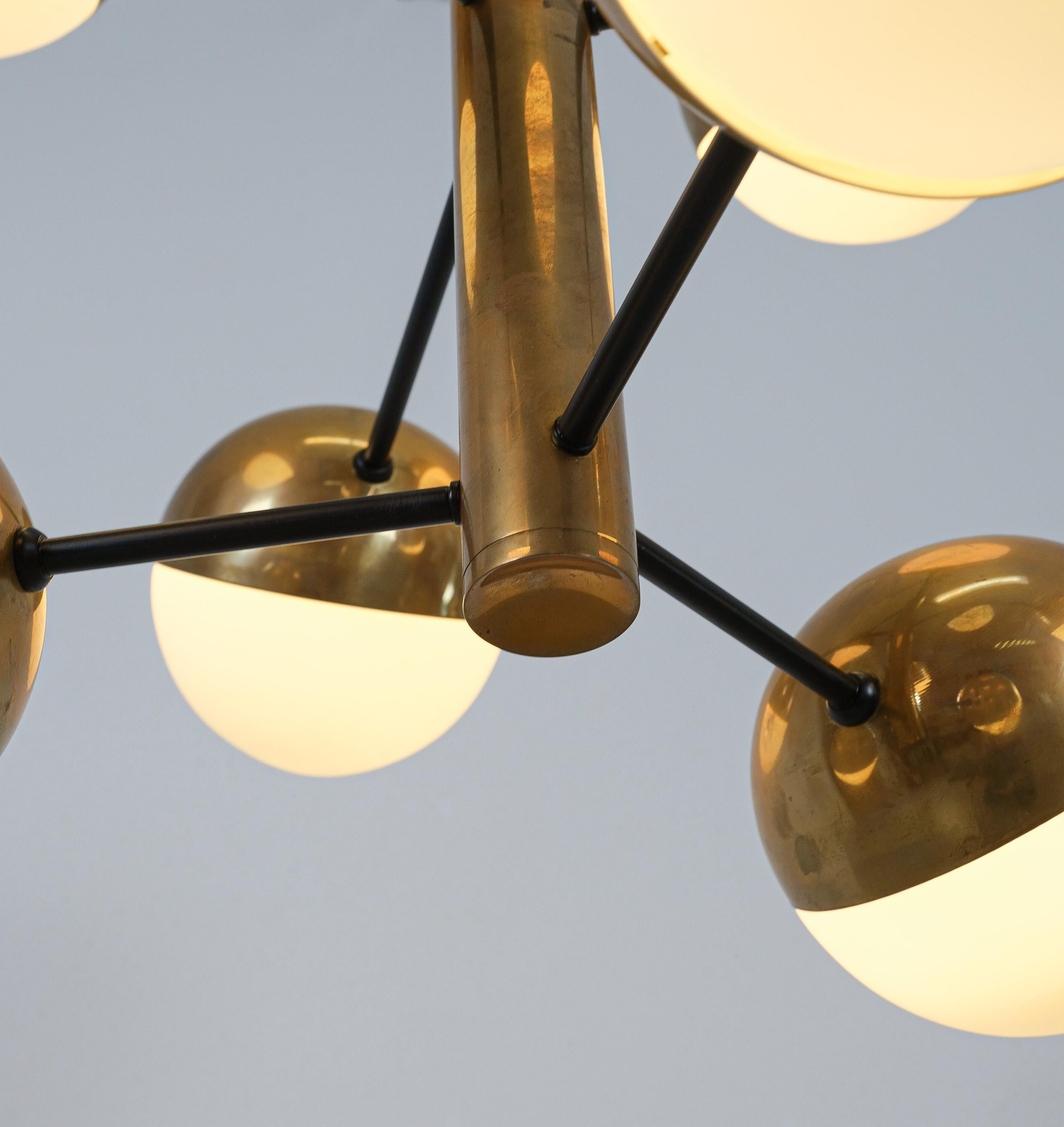 Lampadario Sputnik in ottone e vetro opalino originale di Stilnovo, Italia, 1950 in vendita 5