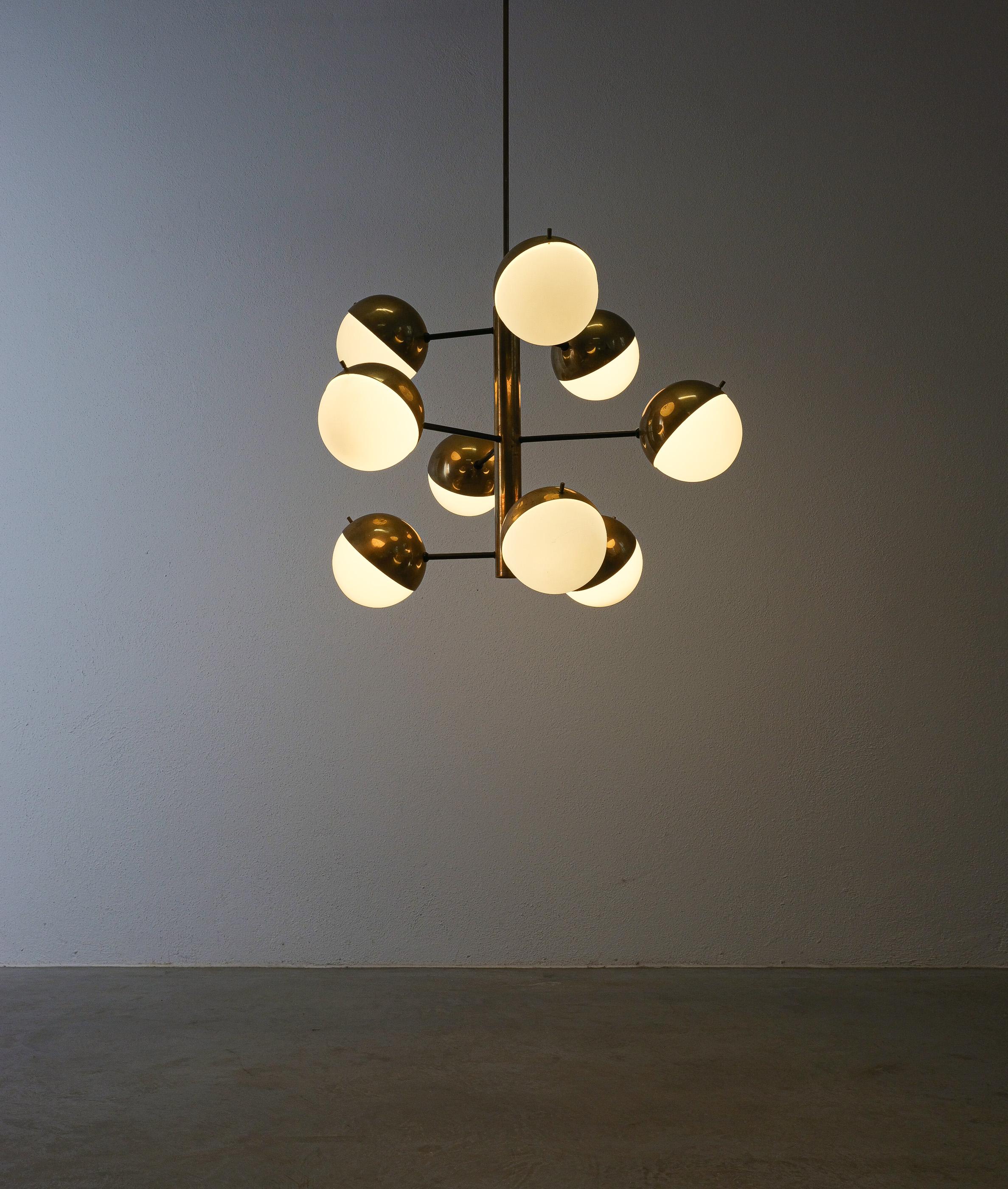 Lampadario in ottone e vetro opalino originale Stilnovo del 1950, Italia

Lampadario in ottone e vetro opalino Stilnovo della metà del secolo scorso, Italia, circa 1950. Splendida e grande lampada originale di Stilnovo con 9 sfere in ottone e vetro