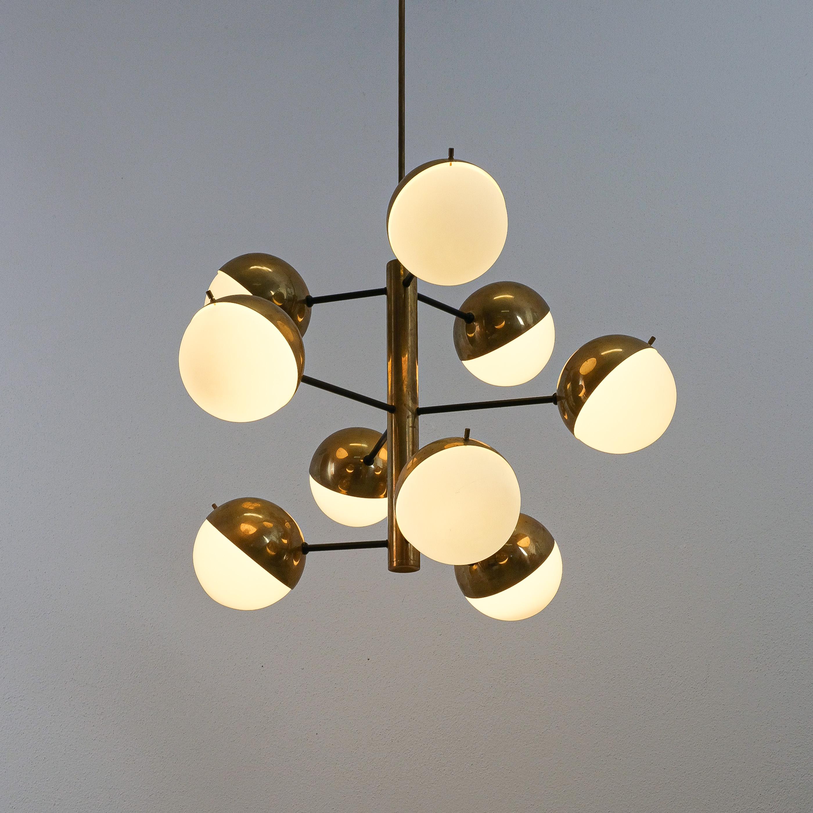 Mid-Century moderno Lampadario Sputnik in ottone e vetro opalino originale di Stilnovo, Italia, 1950 in vendita