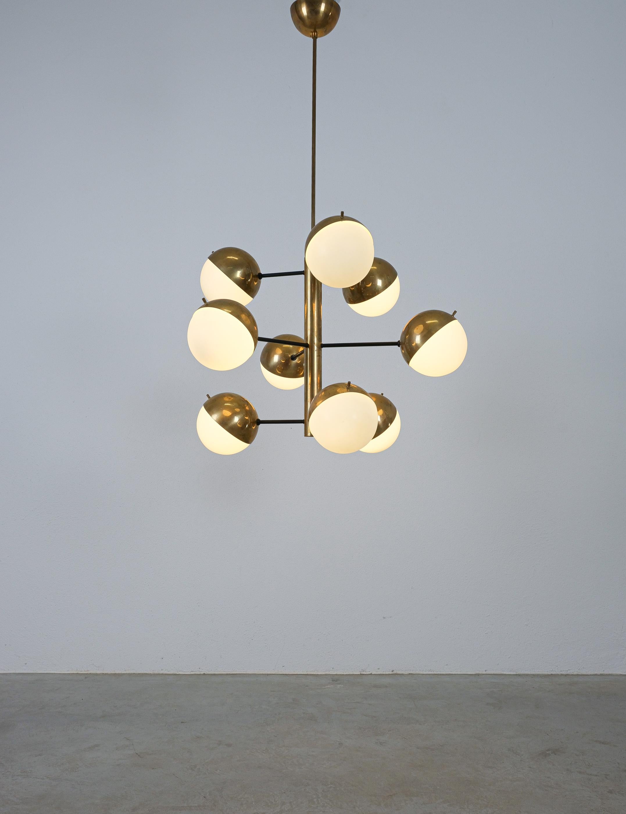 Italiano Lampadario Sputnik in ottone e vetro opalino originale di Stilnovo, Italia, 1950 in vendita
