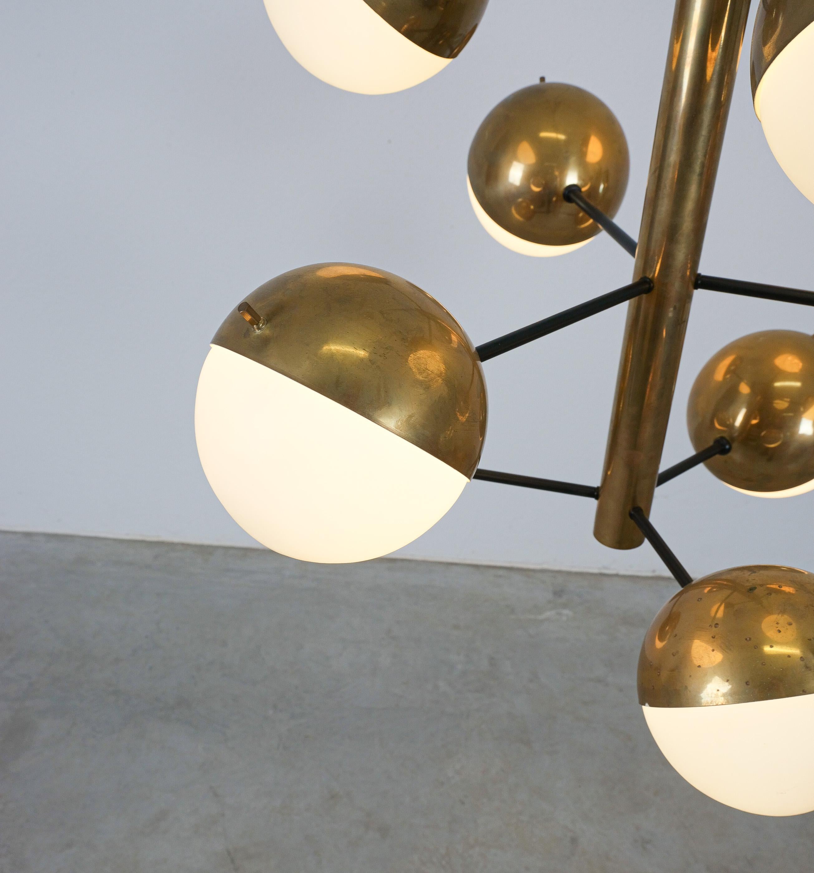 Lampadario Sputnik in ottone e vetro opalino originale di Stilnovo, Italia, 1950 In condizioni buone in vendita a Vienna, AT