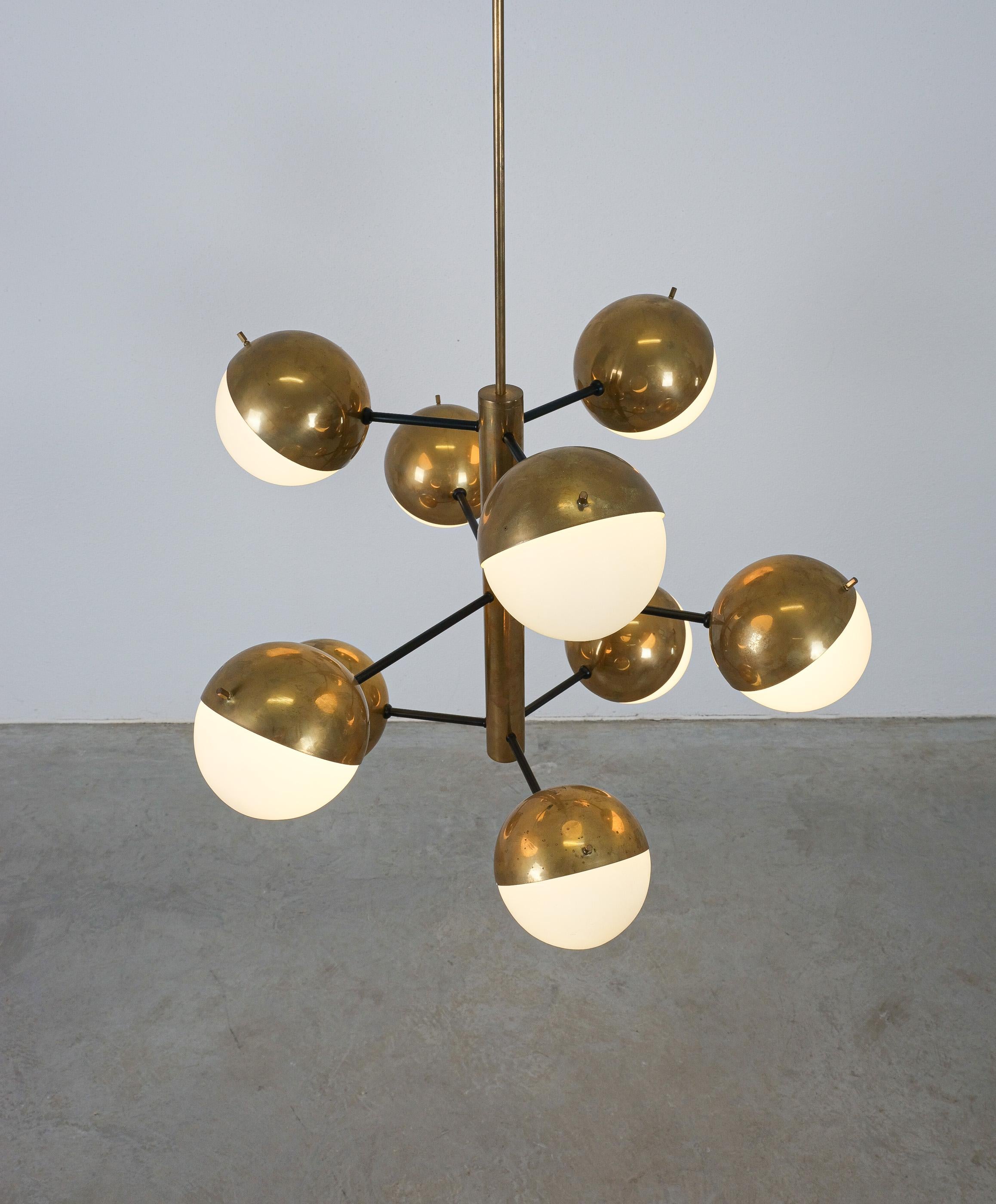 Metà XX secolo Lampadario Sputnik in ottone e vetro opalino originale di Stilnovo, Italia, 1950 in vendita