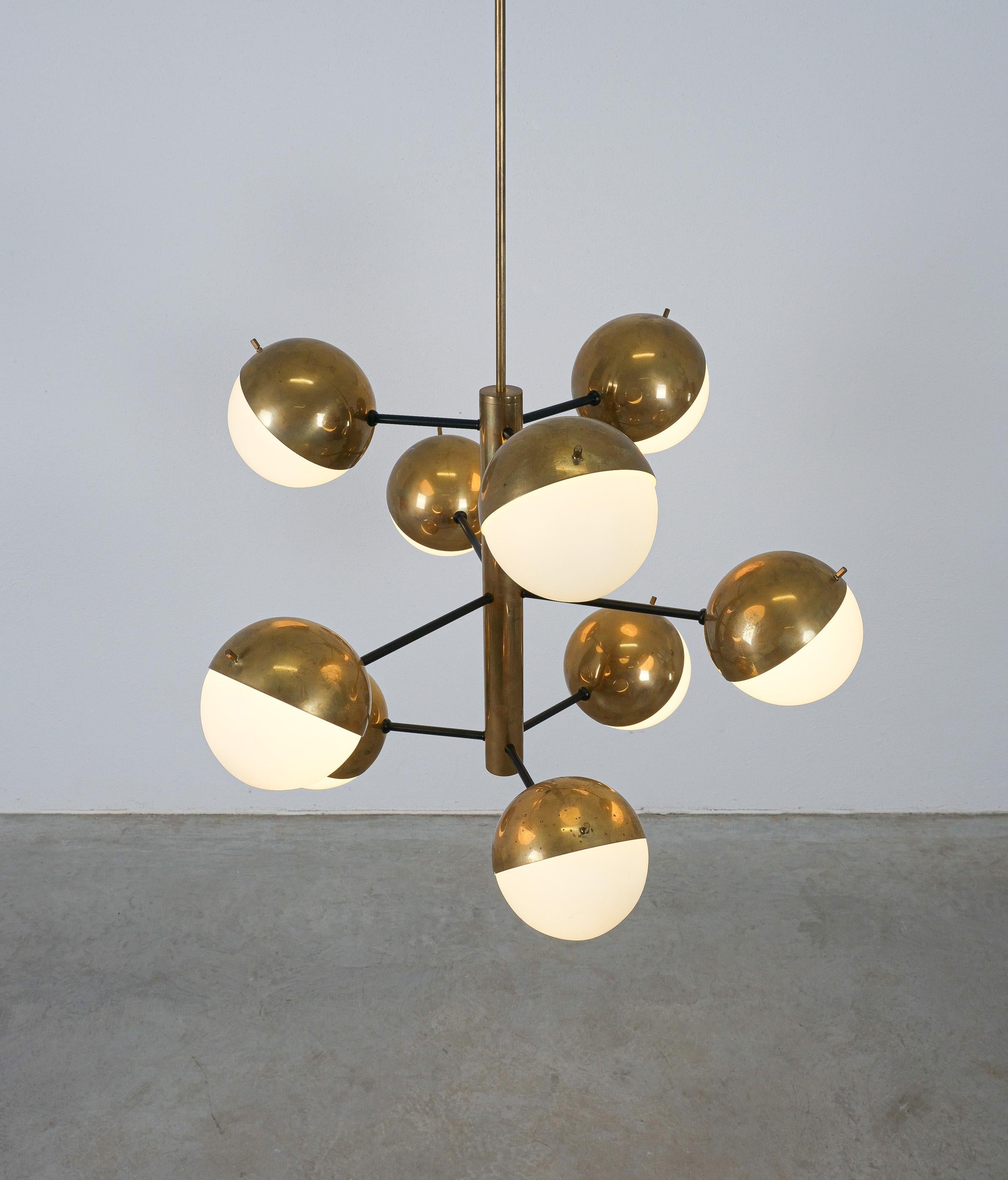 Ottone Lampadario Sputnik in ottone e vetro opalino originale di Stilnovo, Italia, 1950 in vendita