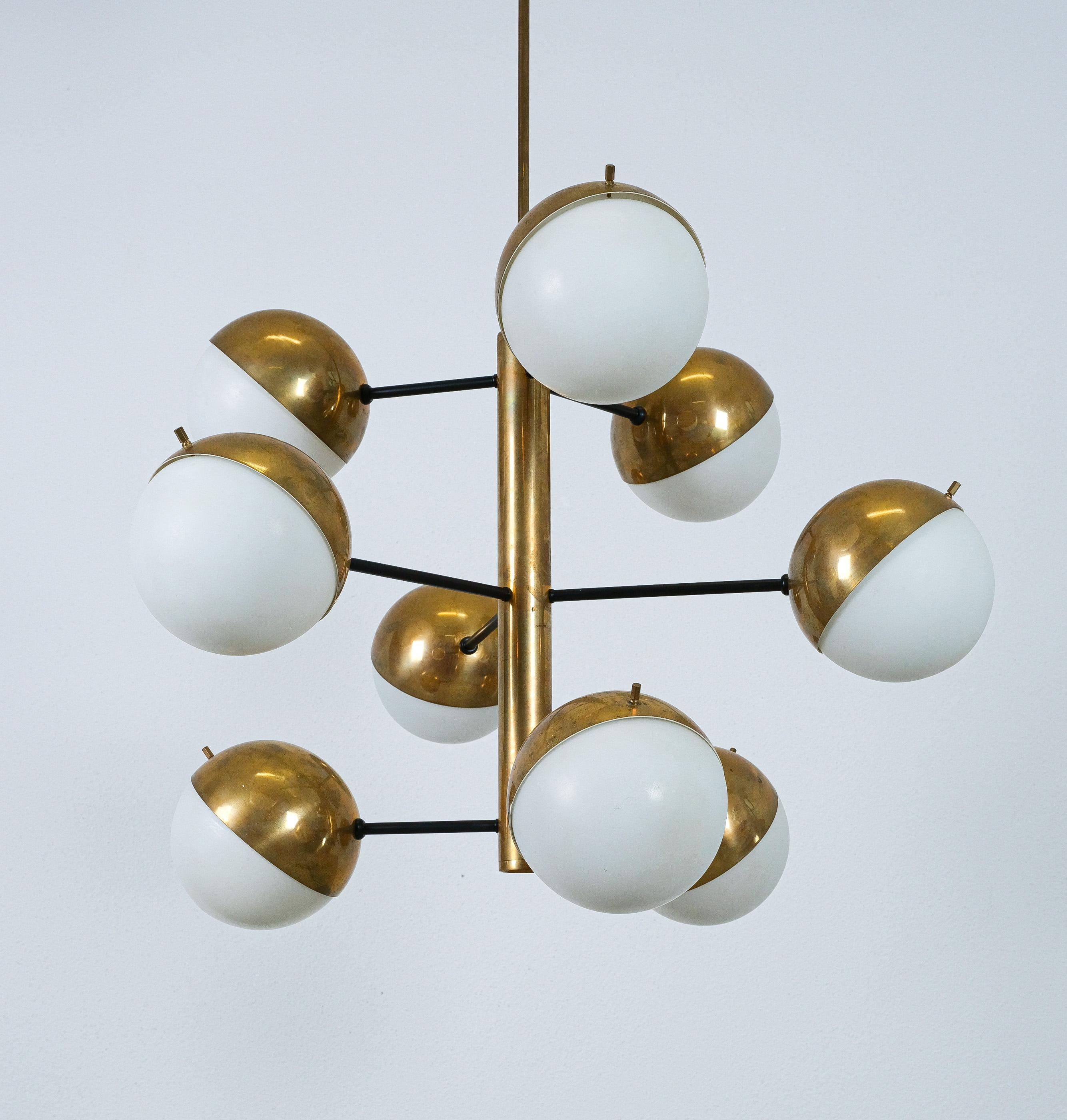 Lampadario Sputnik in ottone e vetro opalino originale di Stilnovo, Italia, 1950 in vendita 1