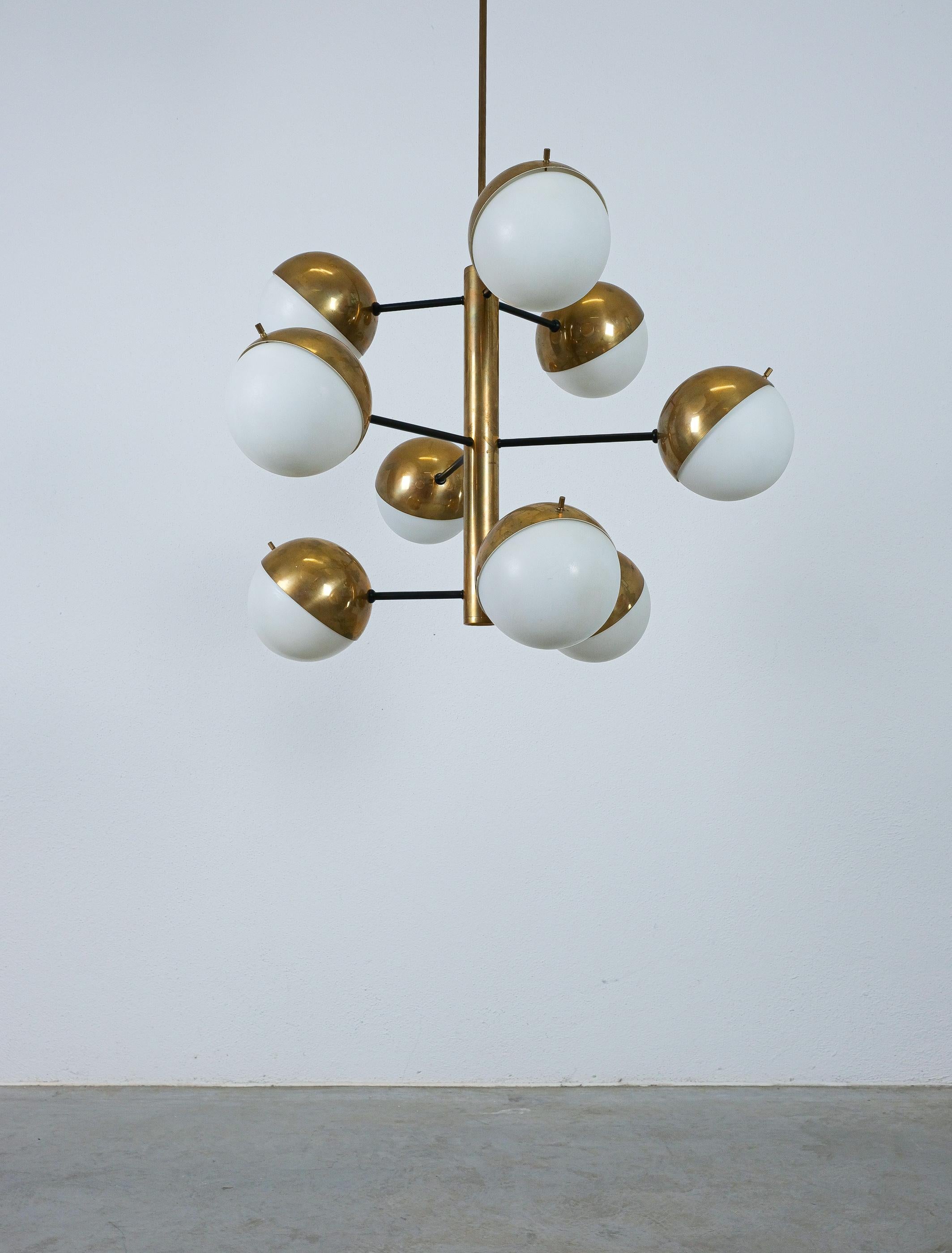 Lampadario Sputnik in ottone e vetro opalino originale di Stilnovo, Italia, 1950 in vendita 2