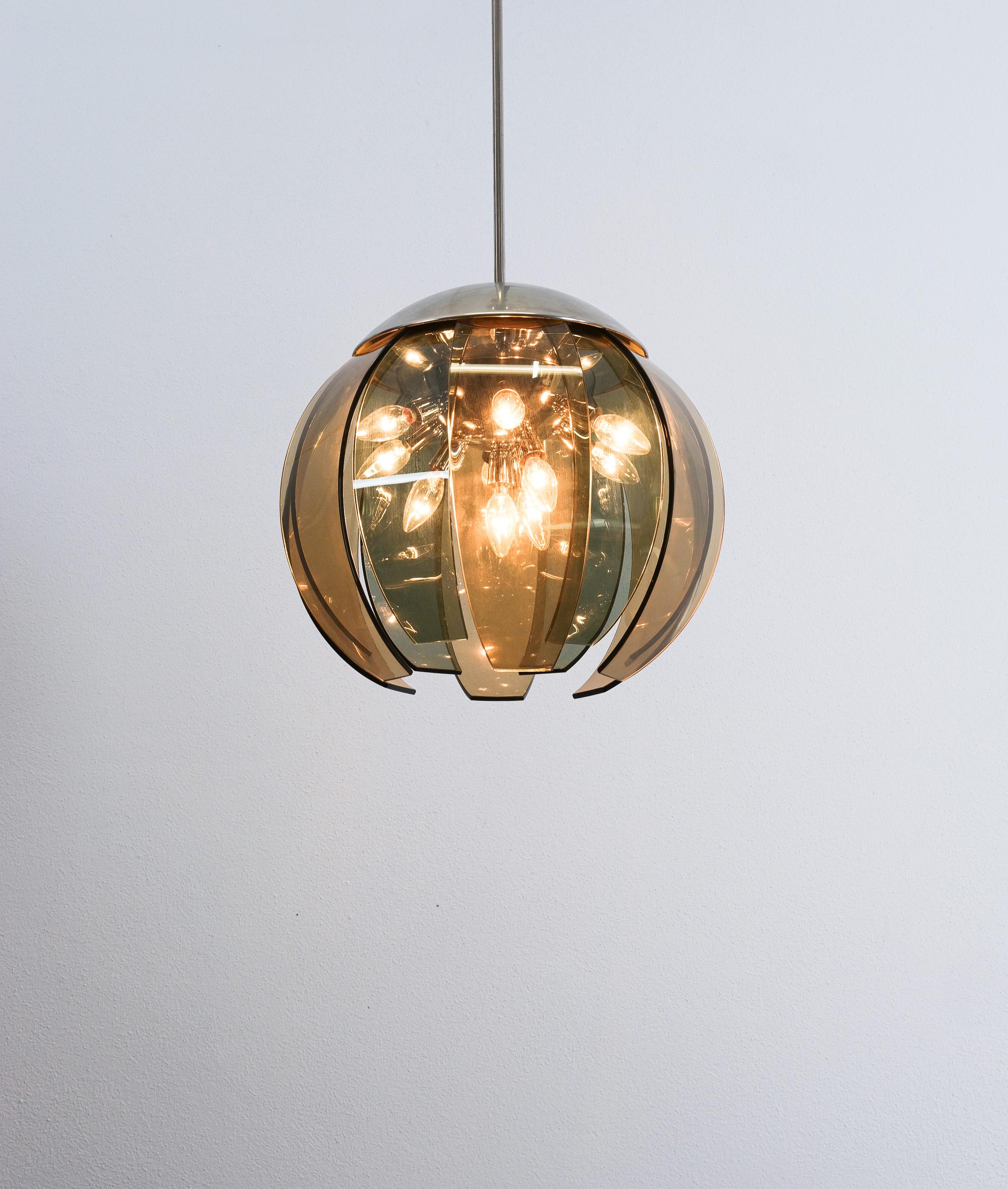 Lampadario in vetro colorato originale Stilnovo 1950 Mod. 1280, Italia, etichettato con adesivo Stilnovo.

Lampadario in vetro di Stilnovo del Medioevo con una reminiscenza floreale. È piuttosto grande, con un diametro di quasi 20
