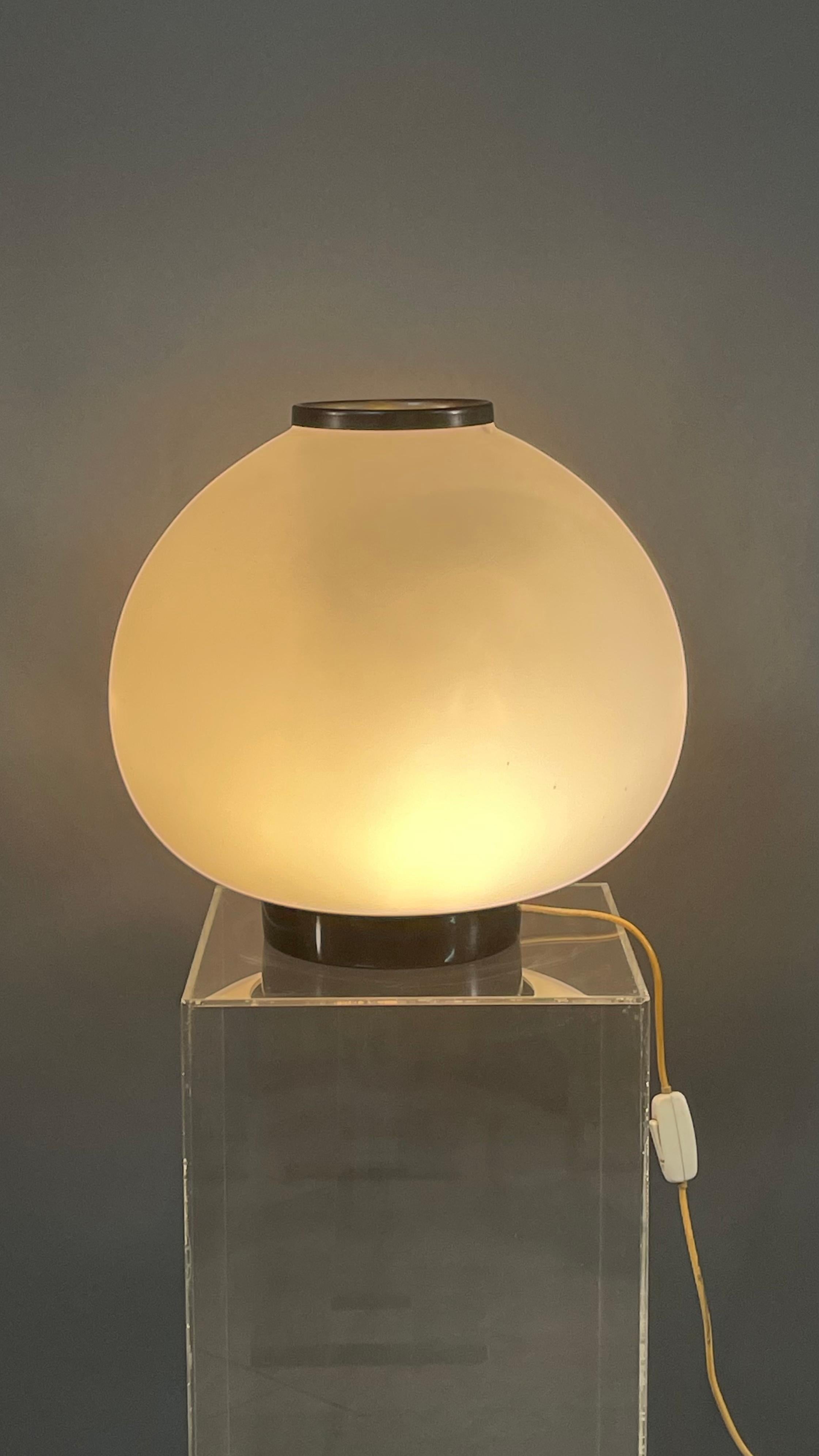 Wichtige und sehr seltene Opalglas-Tischlampe von Stilnovo aus den 1960er Jahren.
Unterschrieben auf der Steckdose.
Details aus Messing 
Die sehr elegante Form und das raffinierte Design machen diese Opalglaslampe zu einem kleinen Meisterwerk und