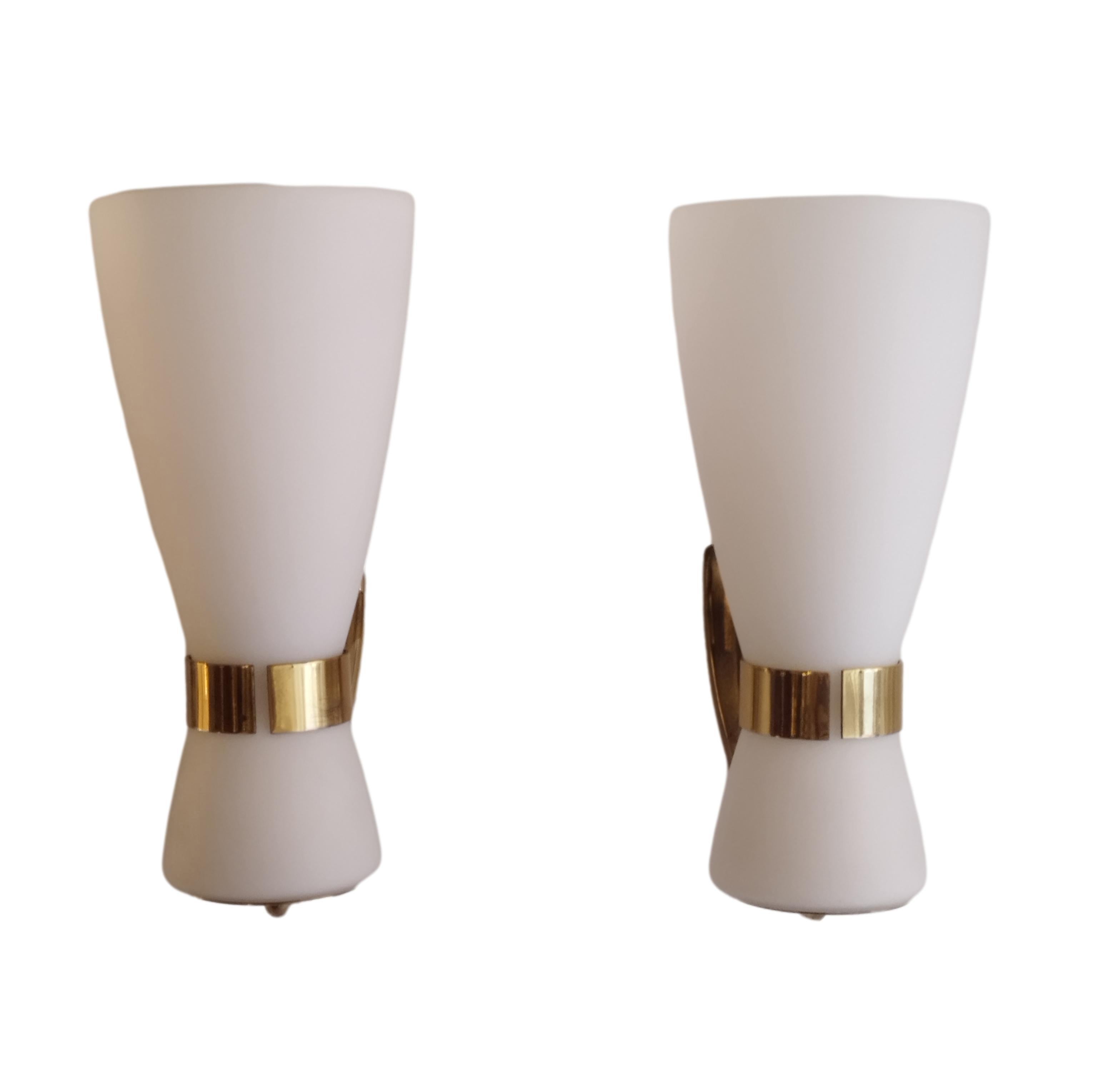 Seltenes Paar Wandlampen Mod. Nr. 2118, hergestellt in Italien von Stilnovo in den späten 1950er Jahren.
Sie besteht aus einem Messingrahmen mit sandgestrahltem, opalweißem Schirm.
Gelbes Label von Stilnovo auf dem Messing.