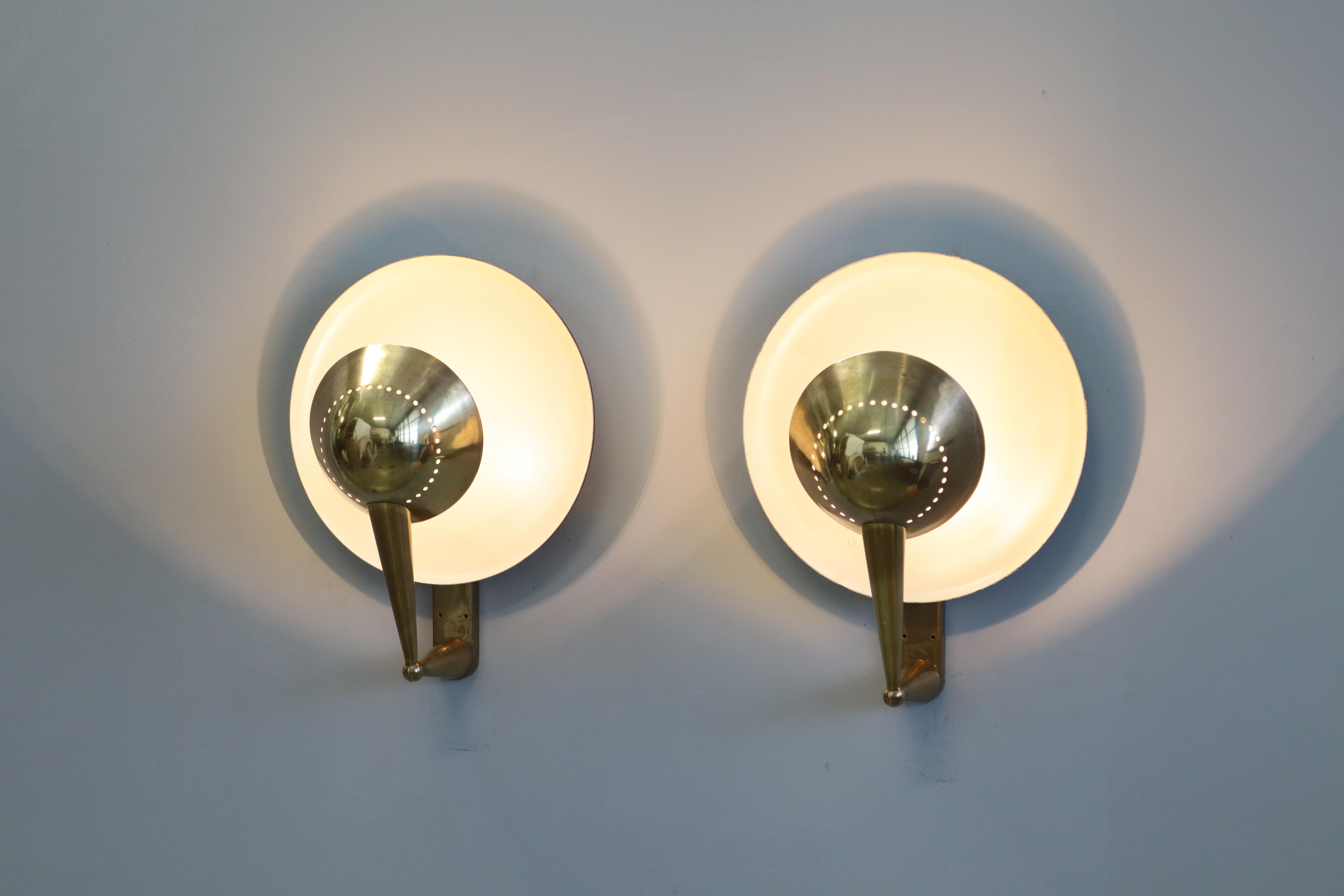 italien Stilnovo  Paire de rares lampes murales réglables, Model No. B. 4917 en vente