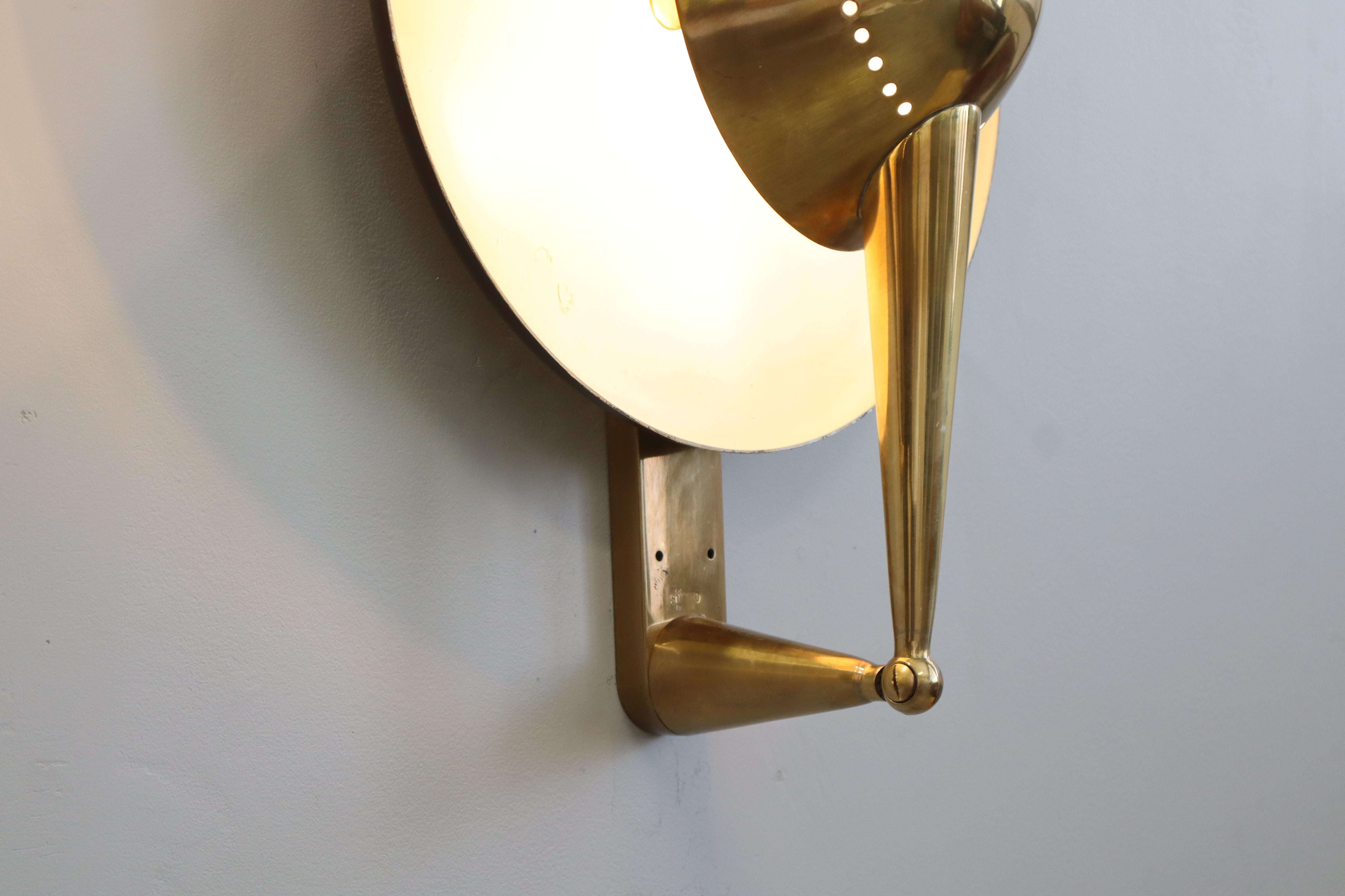 Laiton Stilnovo  Paire de rares lampes murales réglables, Model No. B. 4917 en vente