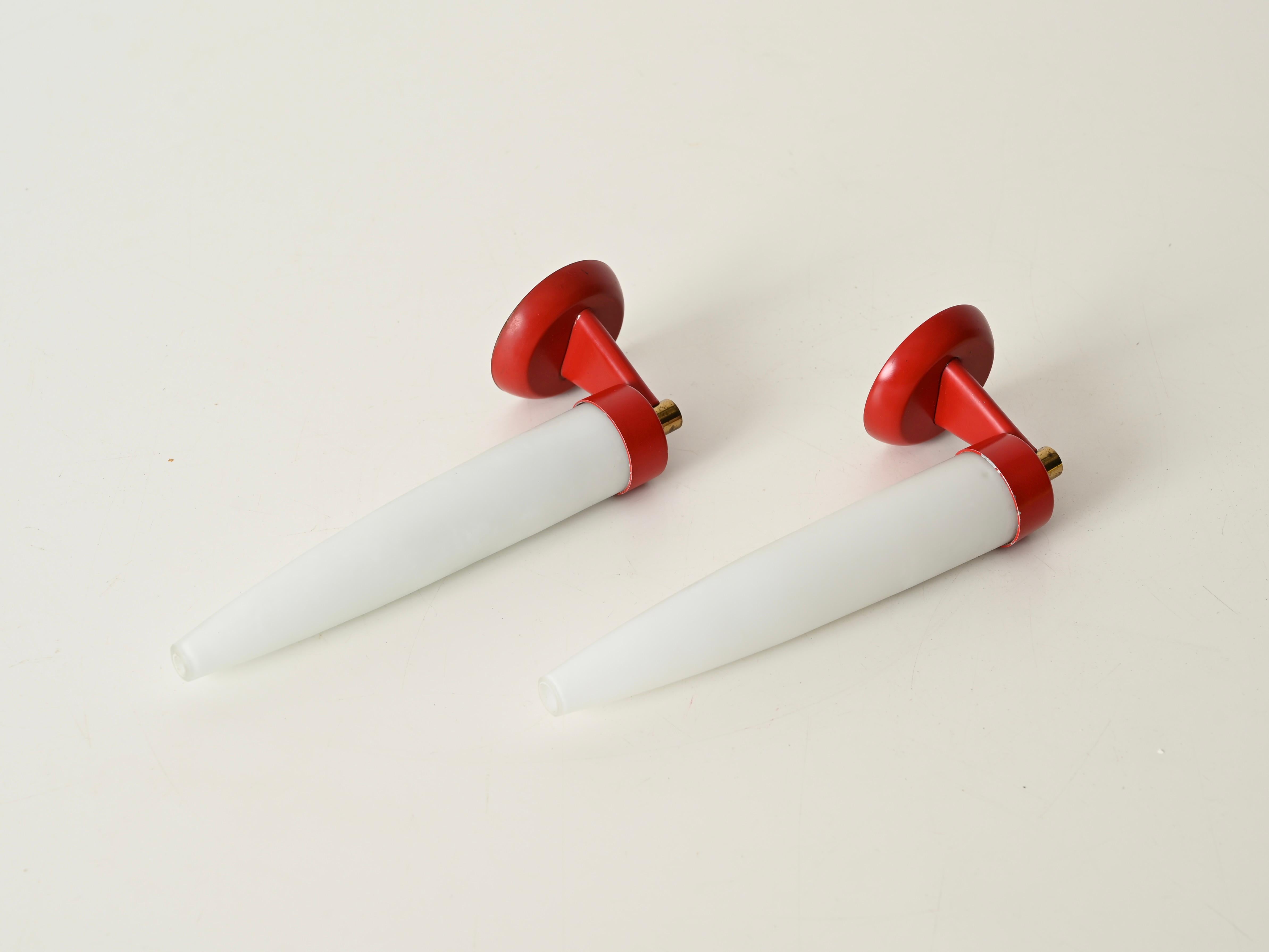Stilnovo Paar Wandleuchter aus Opalglas, rotem Metall und Messing, Italien 1950er Jahre im Angebot 3