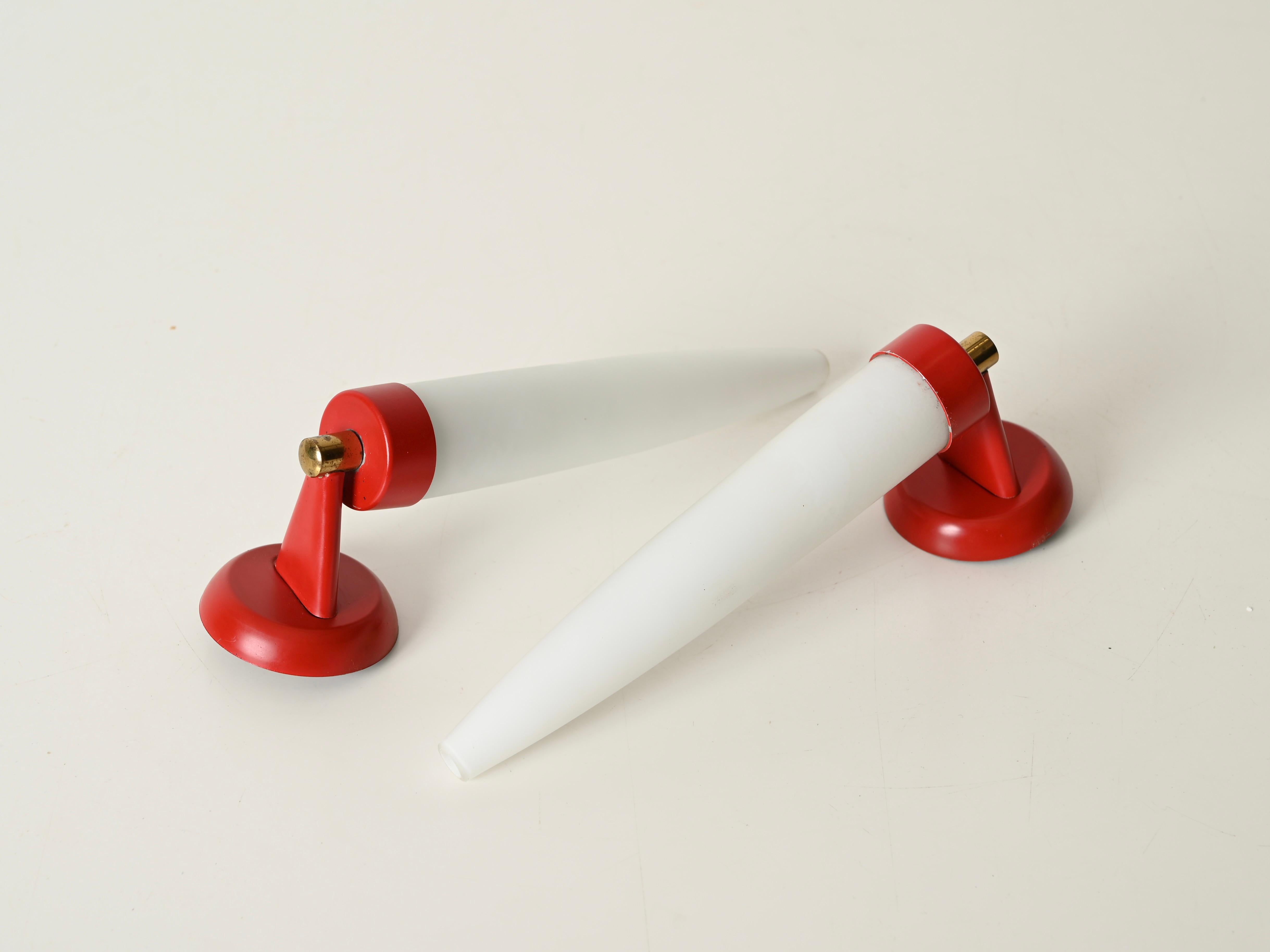 Stilnovo Paar Wandleuchter aus Opalglas, rotem Metall und Messing, Italien 1950er Jahre im Angebot 4