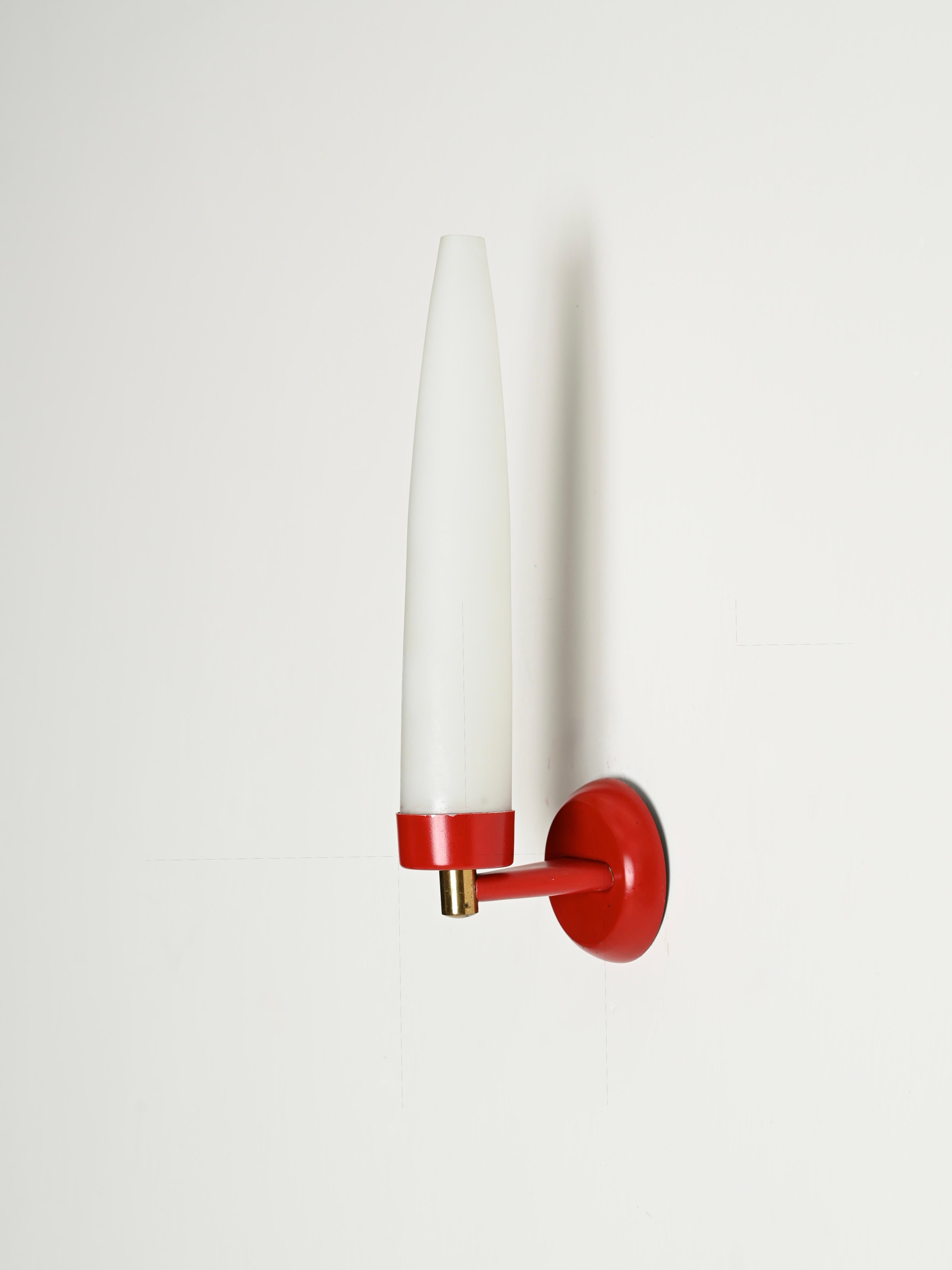 Stilnovo Paar Wandleuchter aus Opalglas, rotem Metall und Messing, Italien 1950er Jahre im Angebot 5