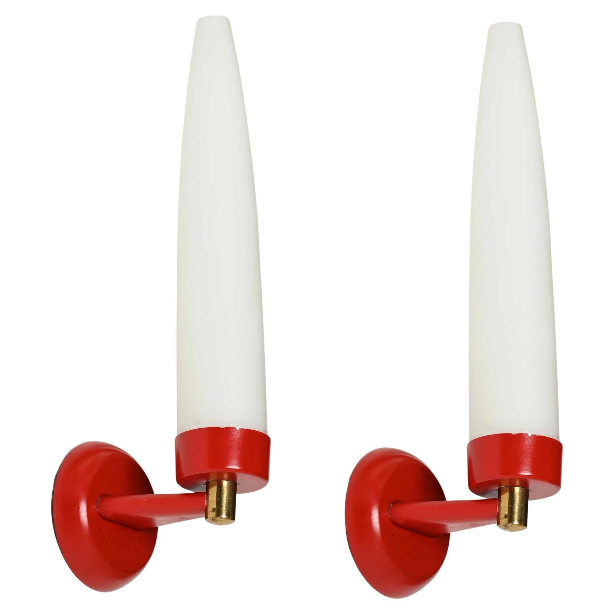 Stilnovo Coppia di lampade in vetro opalino, metallo rosso e ottone, Italia 1950s