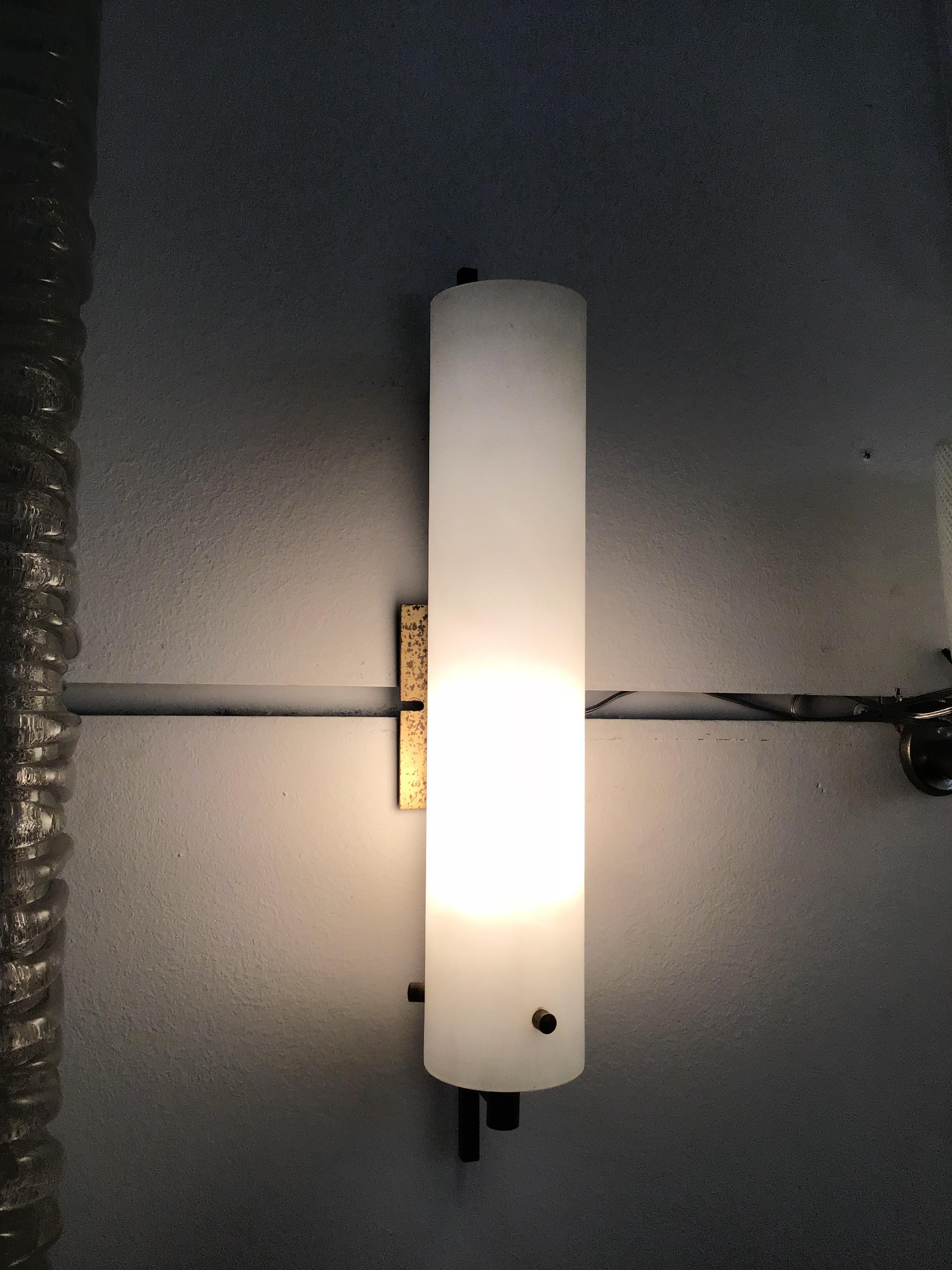 Aplique de cristal opal blanco latón hierro madera, atribuido a Stilnovo, hacia 1958