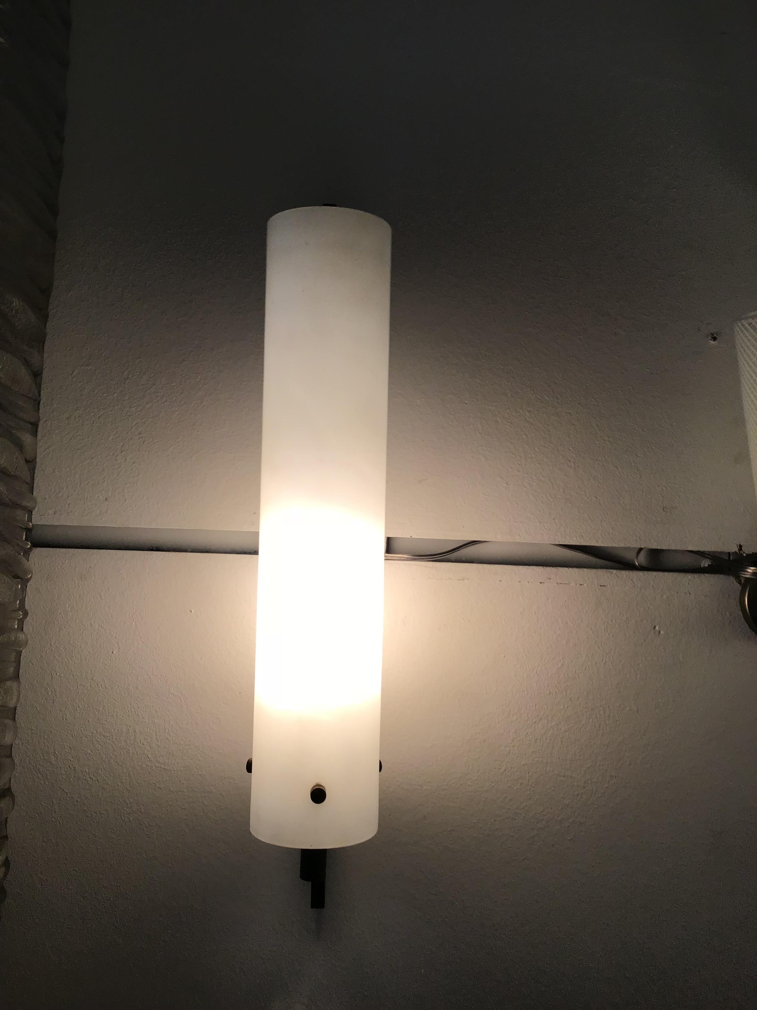 Pareja de Apliques Cristales Opales Blancos Latón Hierro Madera atribuidos a Stilnovo c 1958 en Excelente estado para la venta en Milano, IT