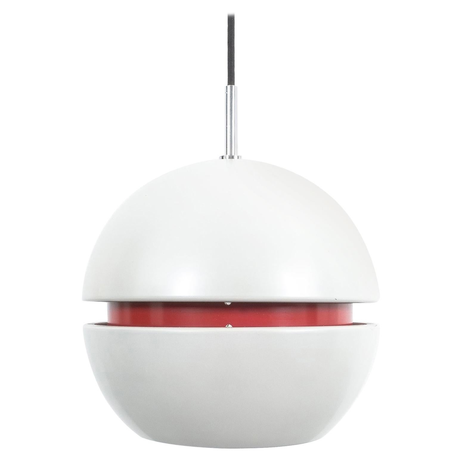 Stilnovo lampe à suspension globe blanc et rouge perlé, vers 1965