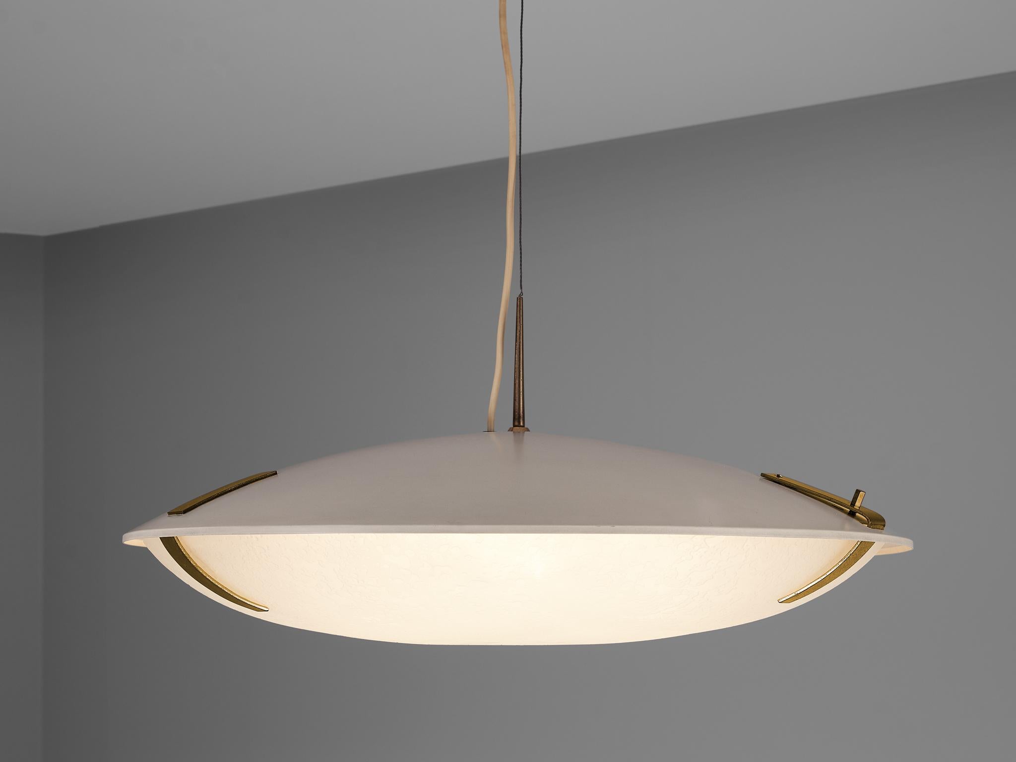 Stilnovo, pendant '1140', aluminium, glass, brass, Italy, circa 1960

The '1140' pendant by Stilnovo consists out of a flat, oval lamp. On a thin cable and wire hangs the oval form made out of two pieces which are hold together by brass connections.
